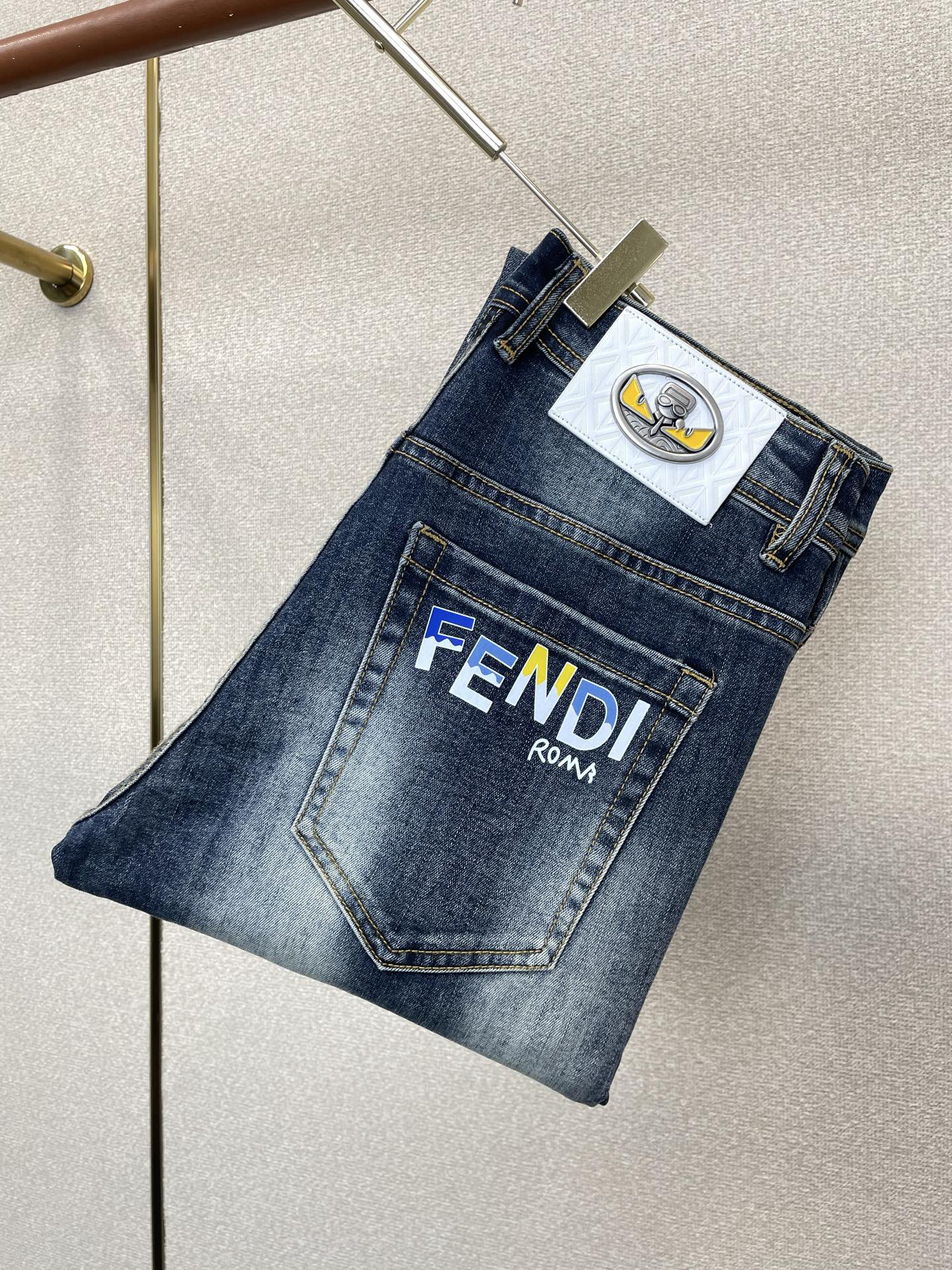 。FENDI芬迪💥砸锅卖铁都要上的新款新款休闲牛仔裤👖高端版本 专柜定制面料 透气舒适度高，细节无可挑剔