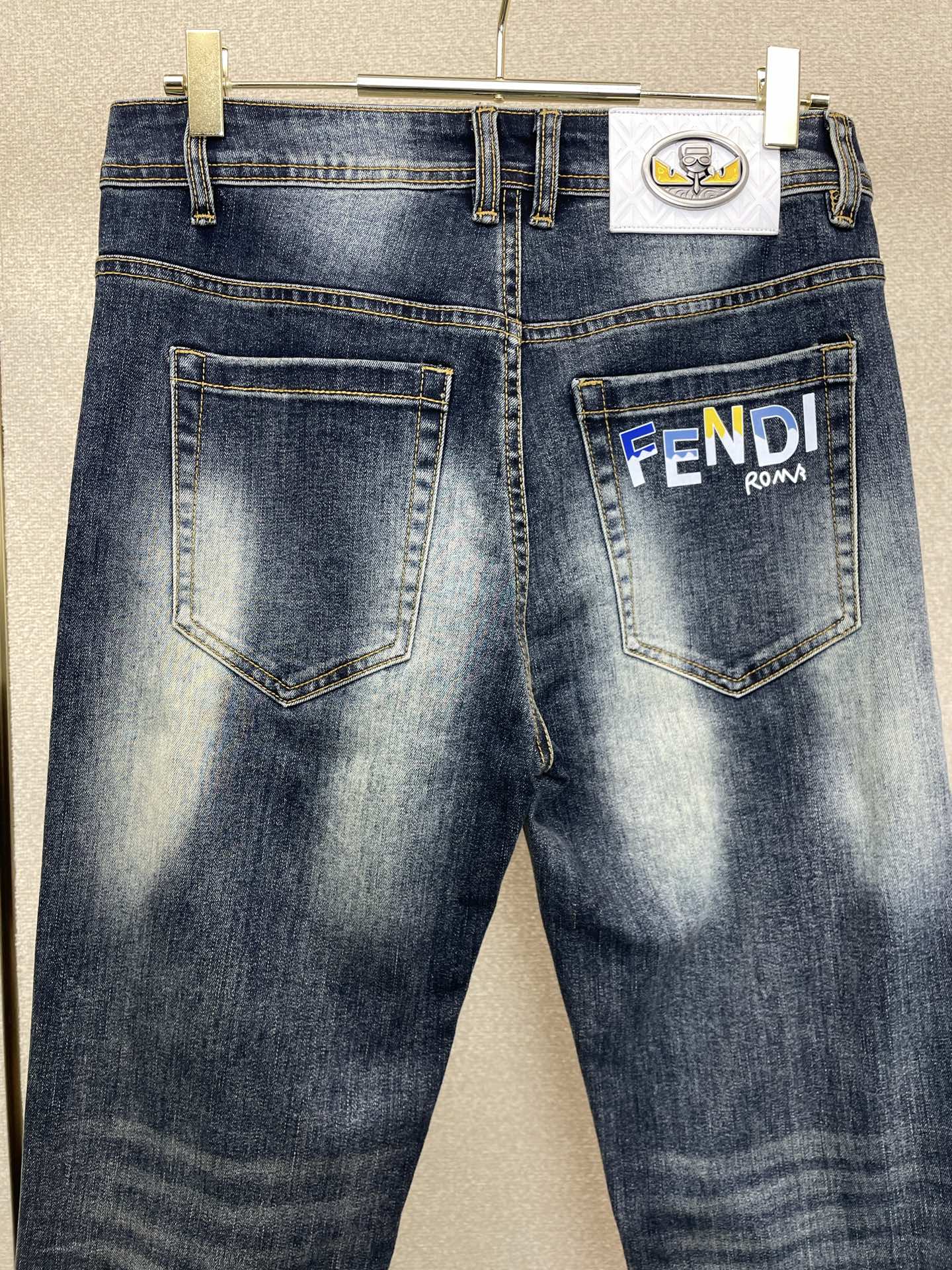 。FENDI芬迪💥砸锅卖铁都要上的新款新款休闲牛仔裤👖高端版本 专柜定制面料 透气舒适度高，细节无可挑剔