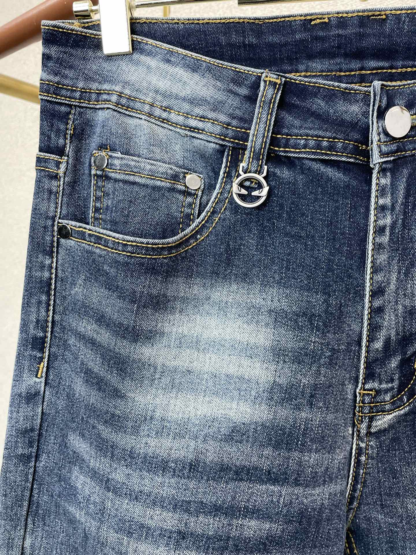 。FENDI芬迪💥砸锅卖铁都要上的新款新款休闲牛仔裤👖高端版本 专柜定制面料 透气舒适度高，细节无可挑剔
