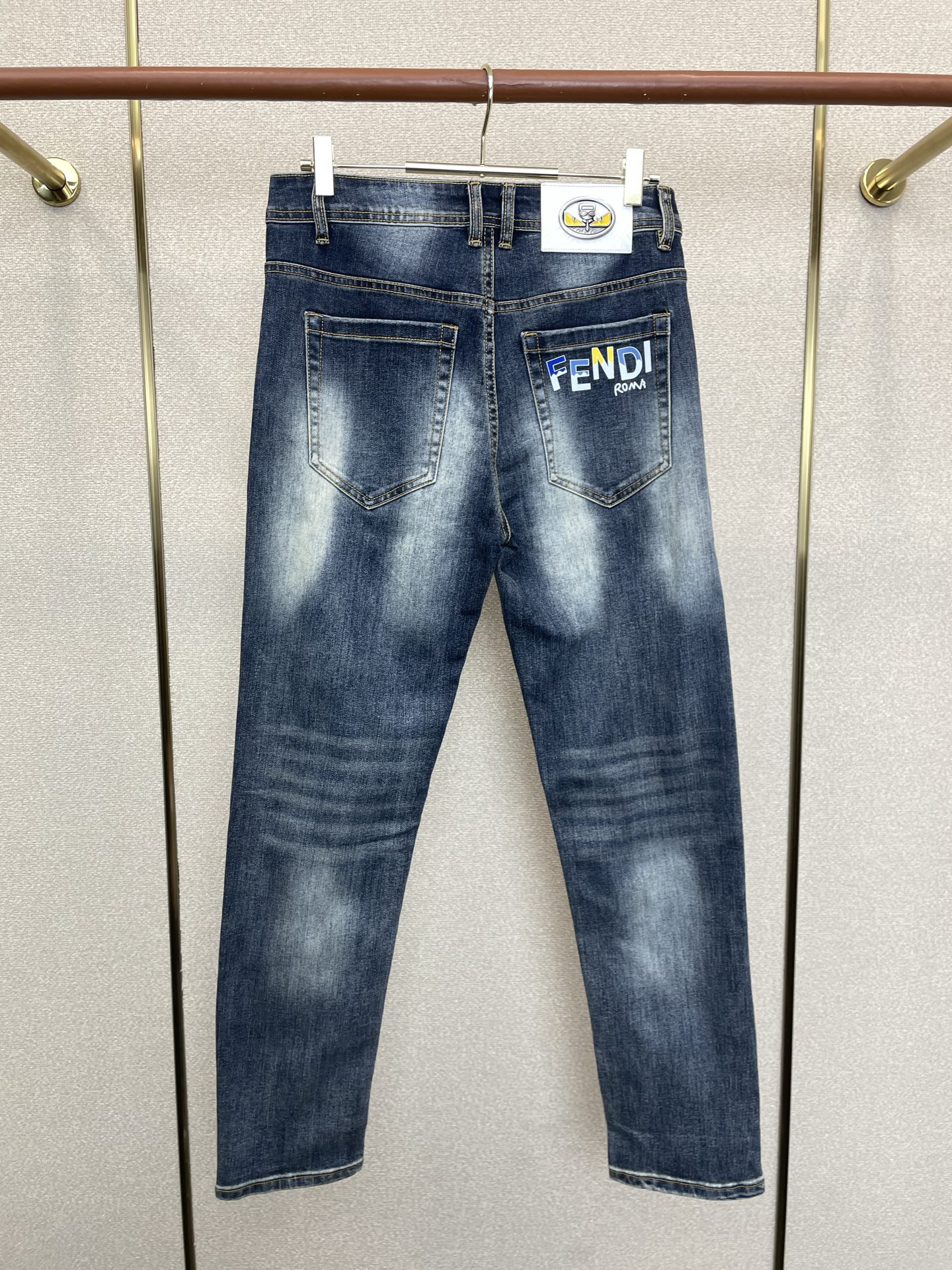 。FENDI芬迪💥砸锅卖铁都要上的新款新款休闲牛仔裤👖高端版本 专柜定制面料 透气舒适度高，细节无可挑剔