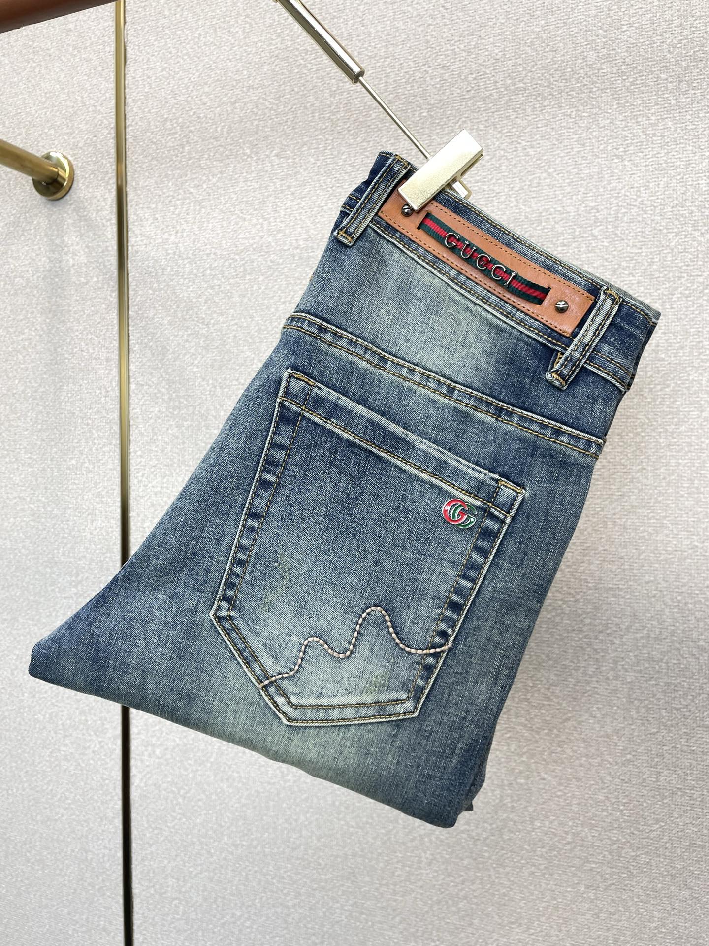。Gucci古驰💥砸锅卖铁都要上的新款新款休闲牛仔裤👖高端版本 专柜定制面料 透气舒适度高，细节无可挑剔