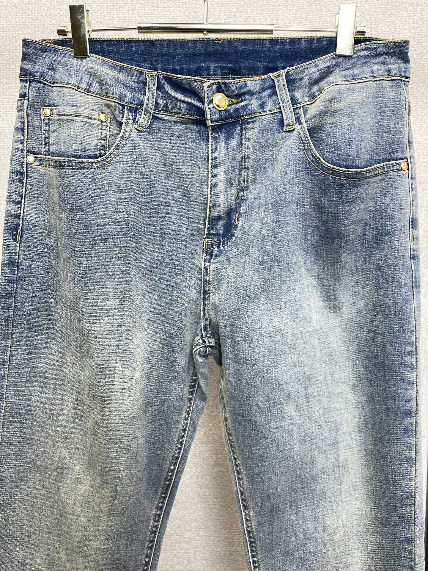 。Burberry巴宝莉💥砸锅卖铁都要上的新款新款休闲牛仔裤👖高端版本 专柜定制面料 透气舒适度高，细节