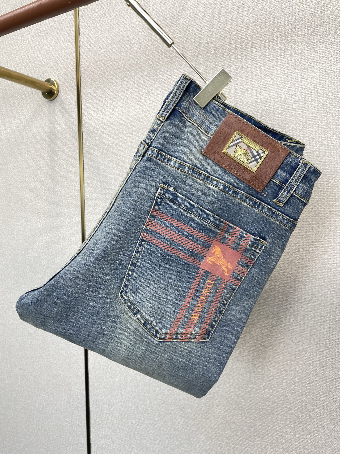 。Burberry巴宝莉💥砸锅卖铁都要上的新款新款休闲牛仔裤👖高端版本 专柜定制面料 透气舒适度高，细节