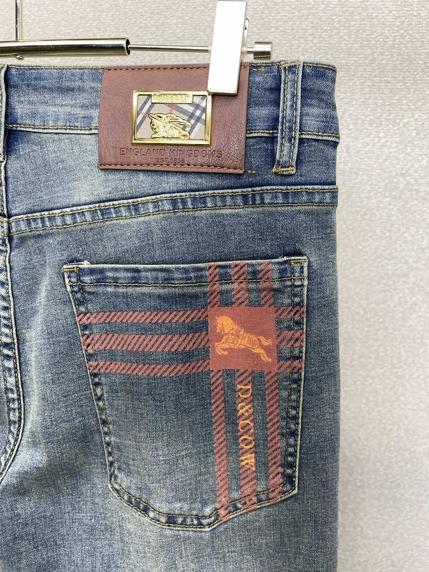 。Burberry巴宝莉💥砸锅卖铁都要上的新款新款休闲牛仔裤👖高端版本 专柜定制面料 透气舒适度高，细节