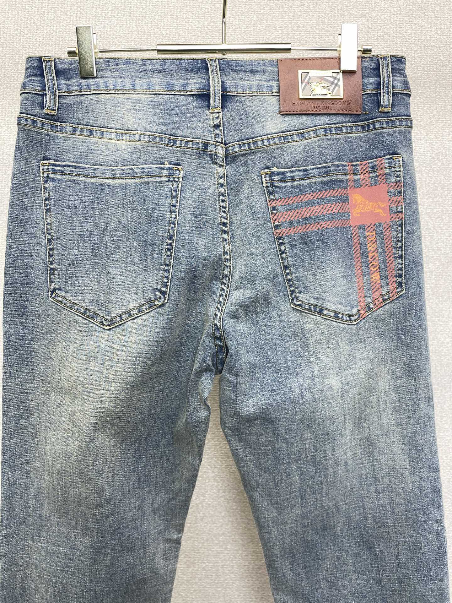 。Burberry巴宝莉💥砸锅卖铁都要上的新款新款休闲牛仔裤👖高端版本 专柜定制面料 透气舒适度高，细节
