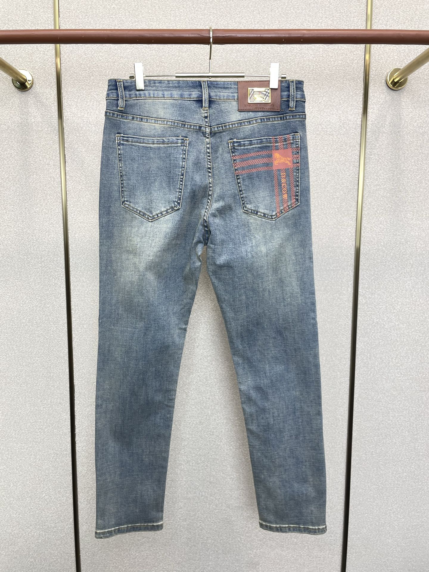 。Burberry巴宝莉💥砸锅卖铁都要上的新款新款休闲牛仔裤👖高端版本 专柜定制面料 透气舒适度高，细节