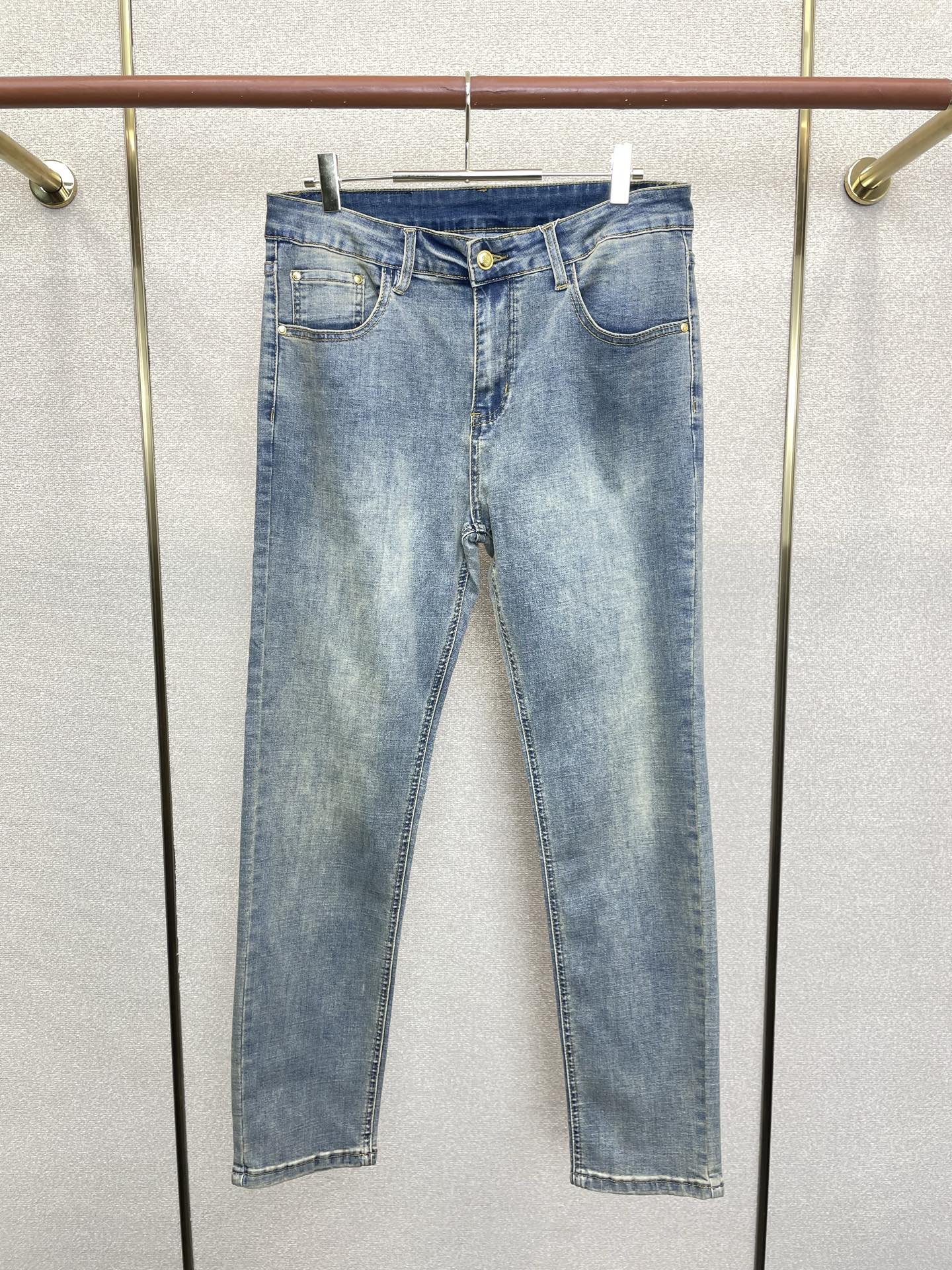 。Burberry巴宝莉💥砸锅卖铁都要上的新款新款休闲牛仔裤👖高端版本 专柜定制面料 透气舒适度高，细节