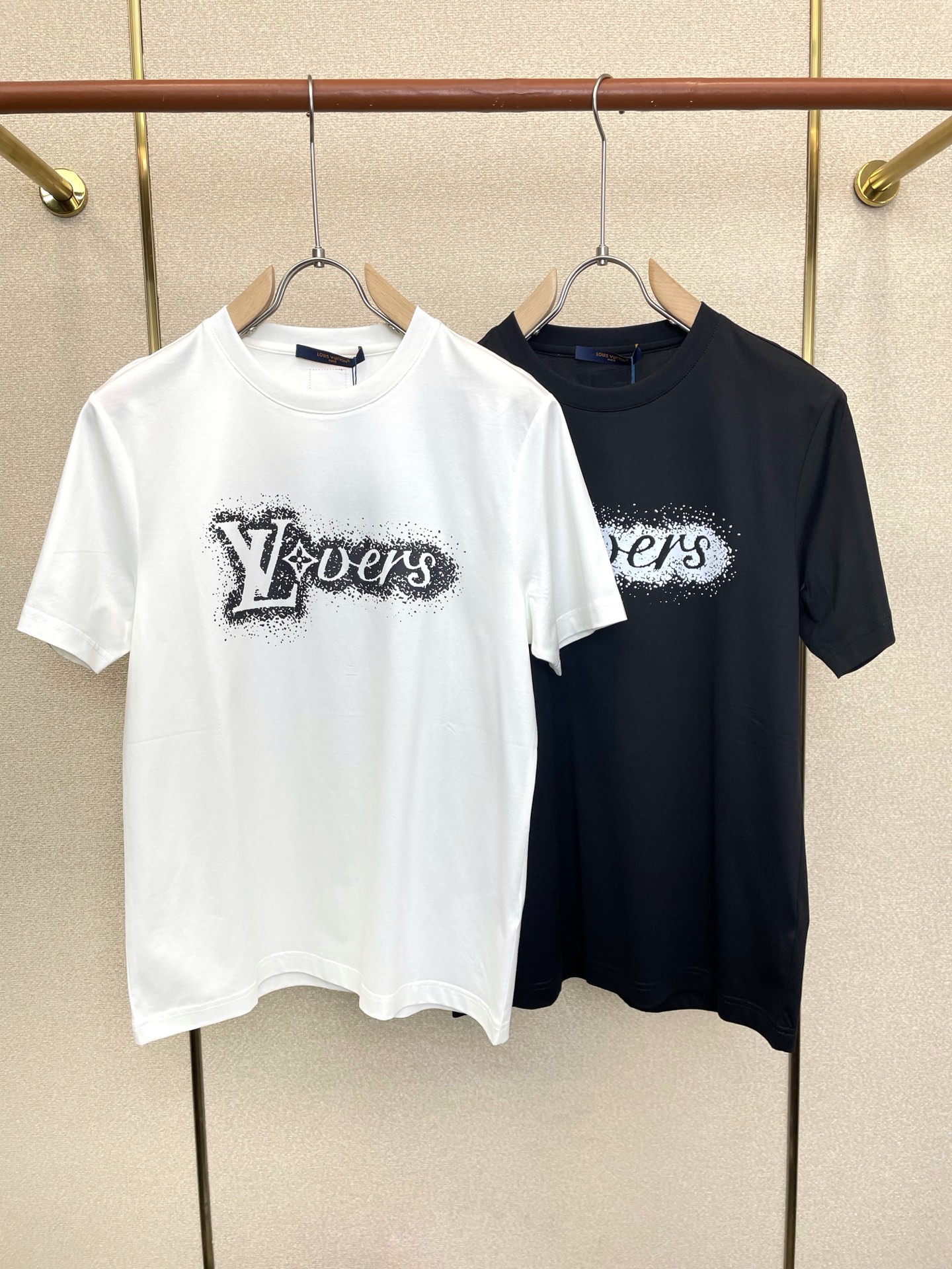 。Louis Vuitton路易威登💥砸锅卖铁都要上的新款新款原单男士休闲短袖 高端定制 高端版本 时尚