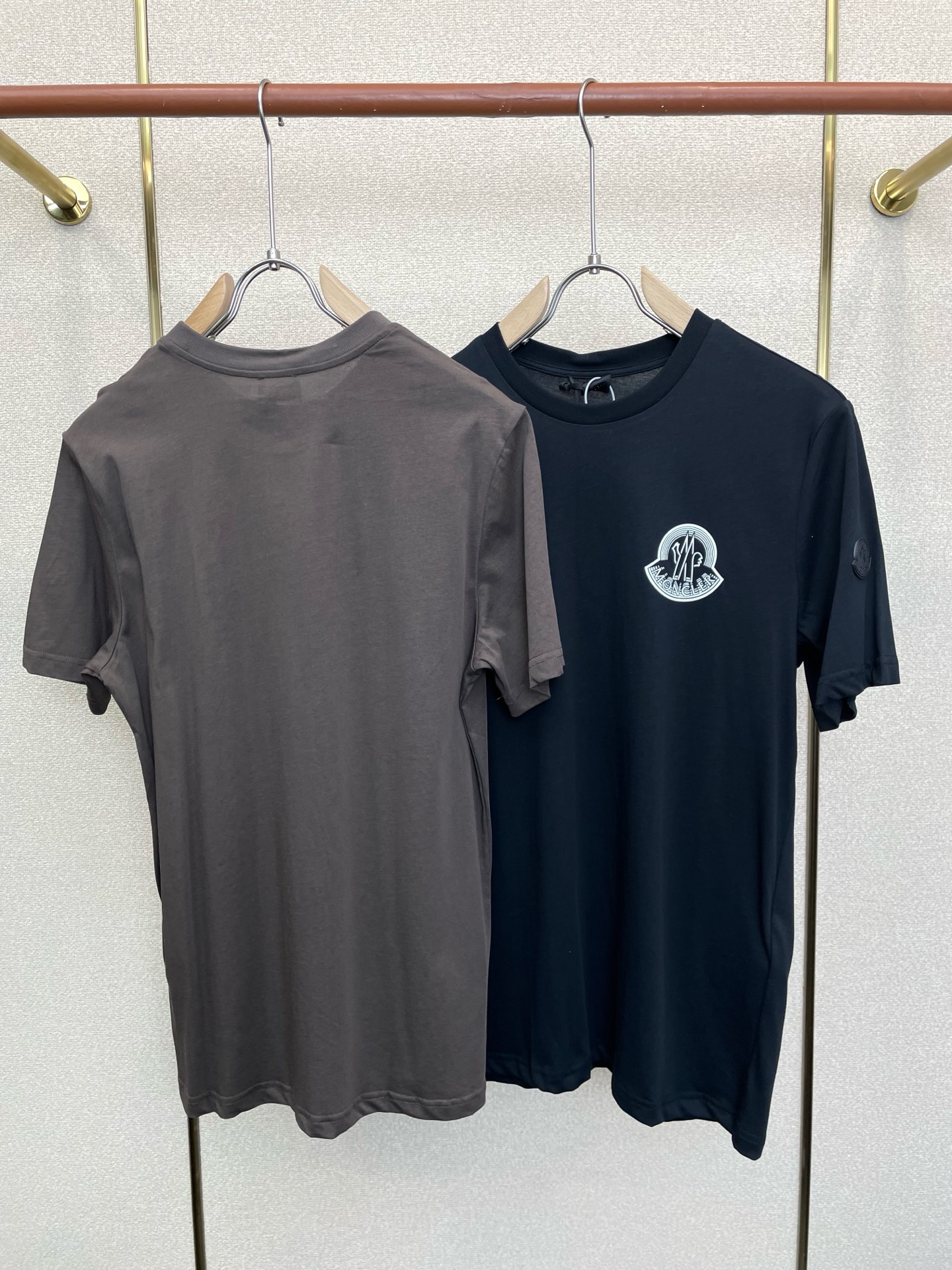 。Moncler蒙口💥砸锅卖铁都要上的新款新款原单男士休闲短袖 高端定制 高端版本 时尚百搭爆款⚠️⚠️