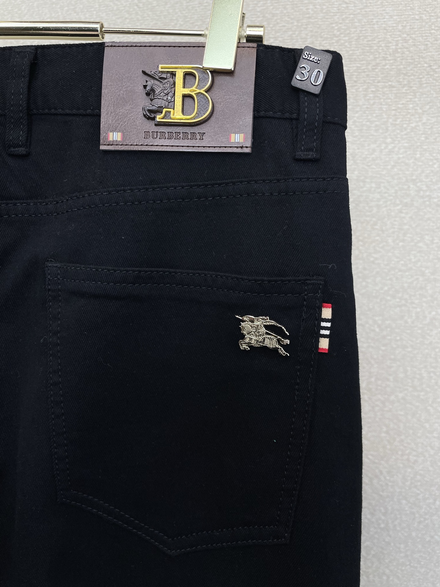 。Burberry巴宝莉💥砸锅卖铁都要上的新款新款休闲牛仔裤👖高端版本 专柜定制面料 透气舒适度高，细节
