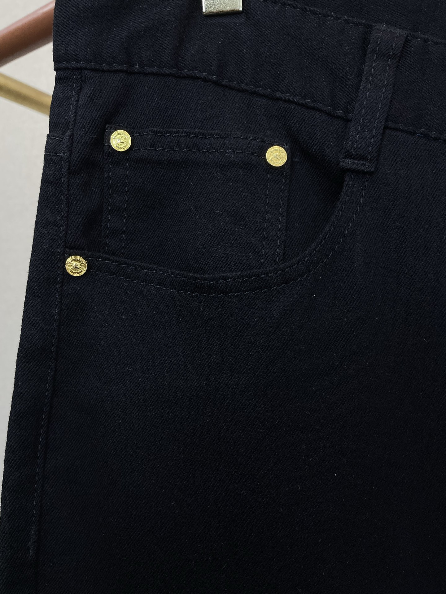 。Burberry巴宝莉💥砸锅卖铁都要上的新款新款休闲牛仔裤👖高端版本 专柜定制面料 透气舒适度高，细节
