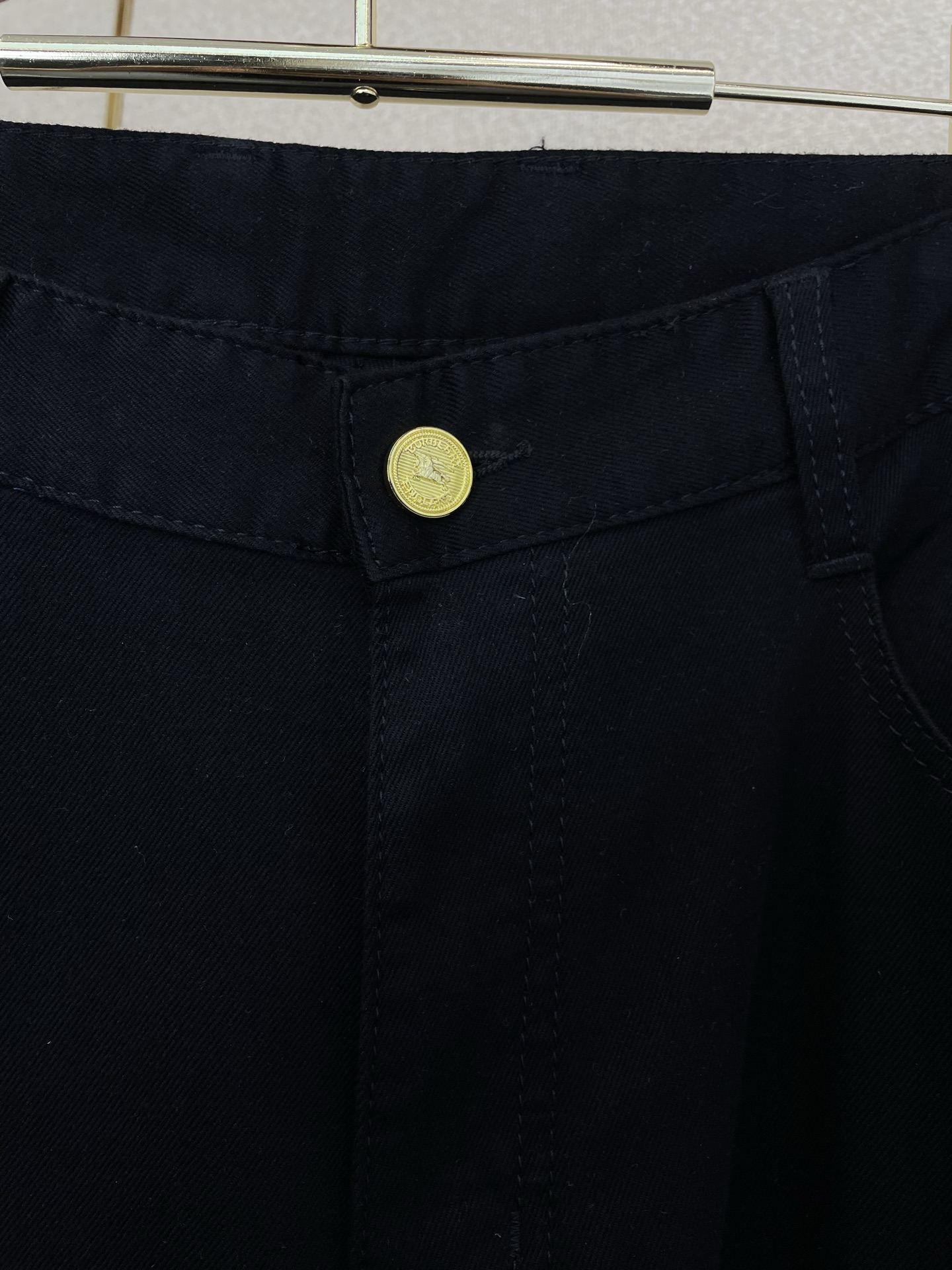 。Burberry巴宝莉💥砸锅卖铁都要上的新款新款休闲牛仔裤👖高端版本 专柜定制面料 透气舒适度高，细节