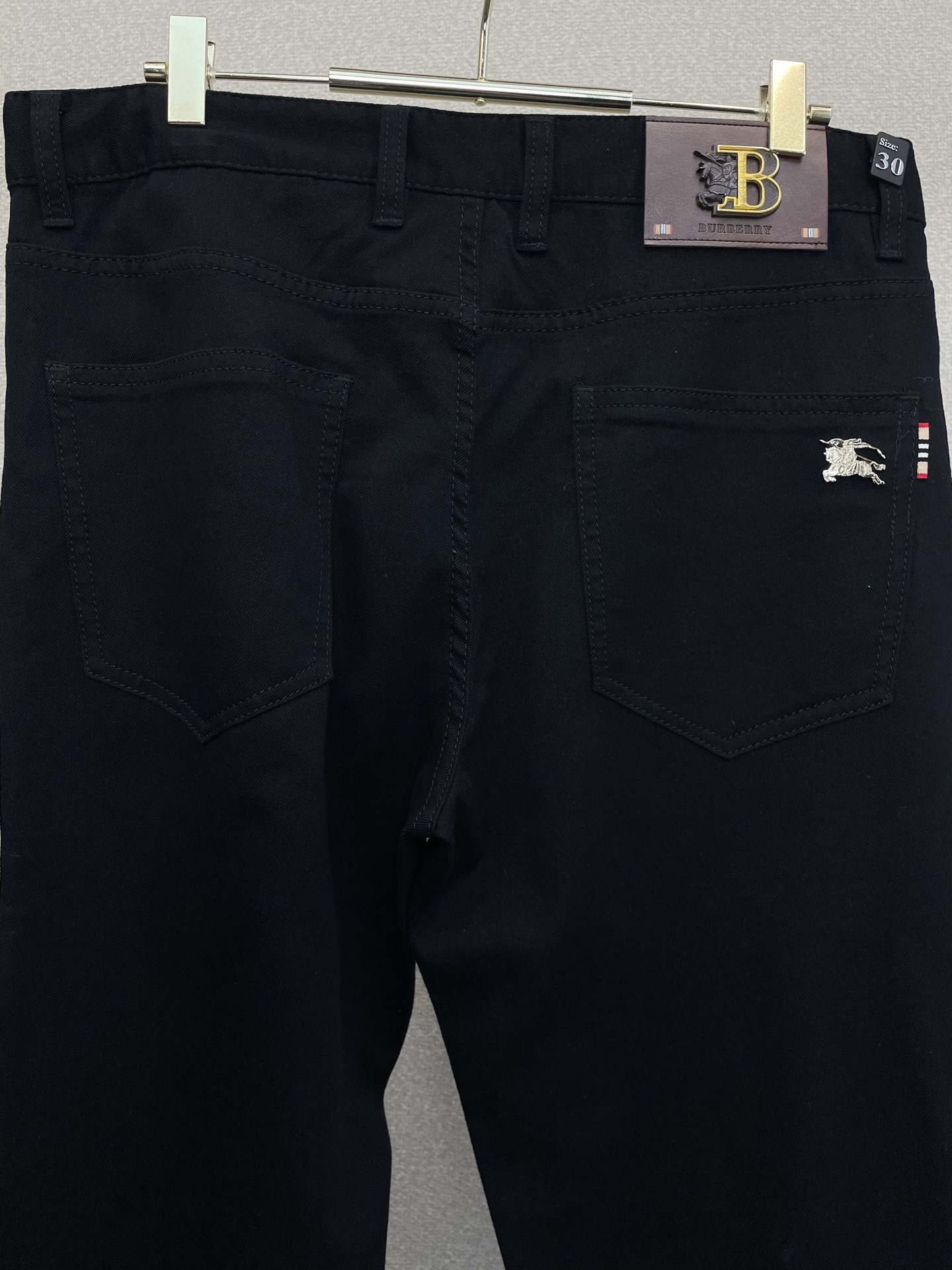 。Burberry巴宝莉💥砸锅卖铁都要上的新款新款休闲牛仔裤👖高端版本 专柜定制面料 透气舒适度高，细节