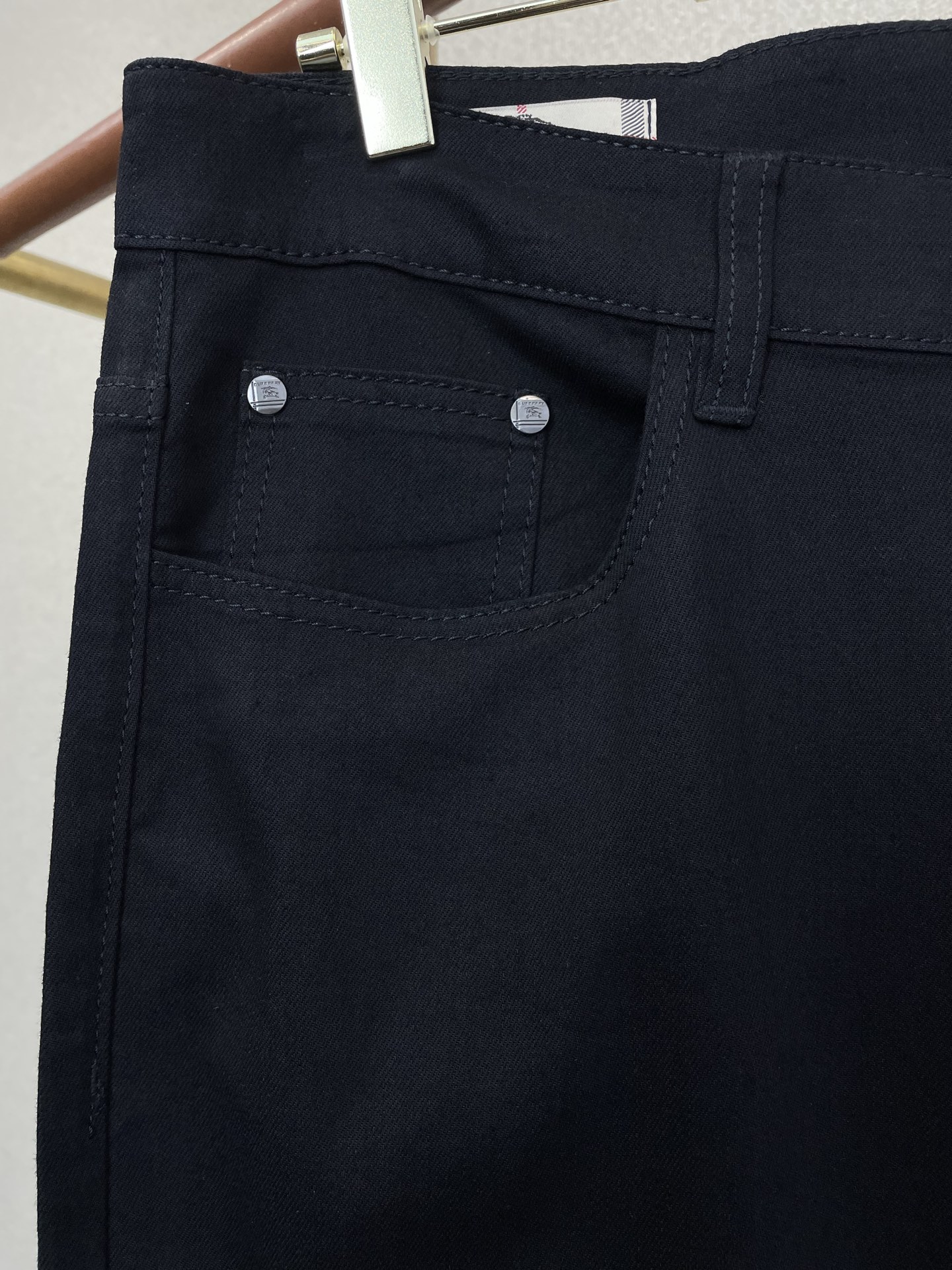 。Burberry巴宝莉💥砸锅卖铁都要上的新款新款休闲牛仔裤👖高端版本 专柜定制面料 透气舒适度高，细节