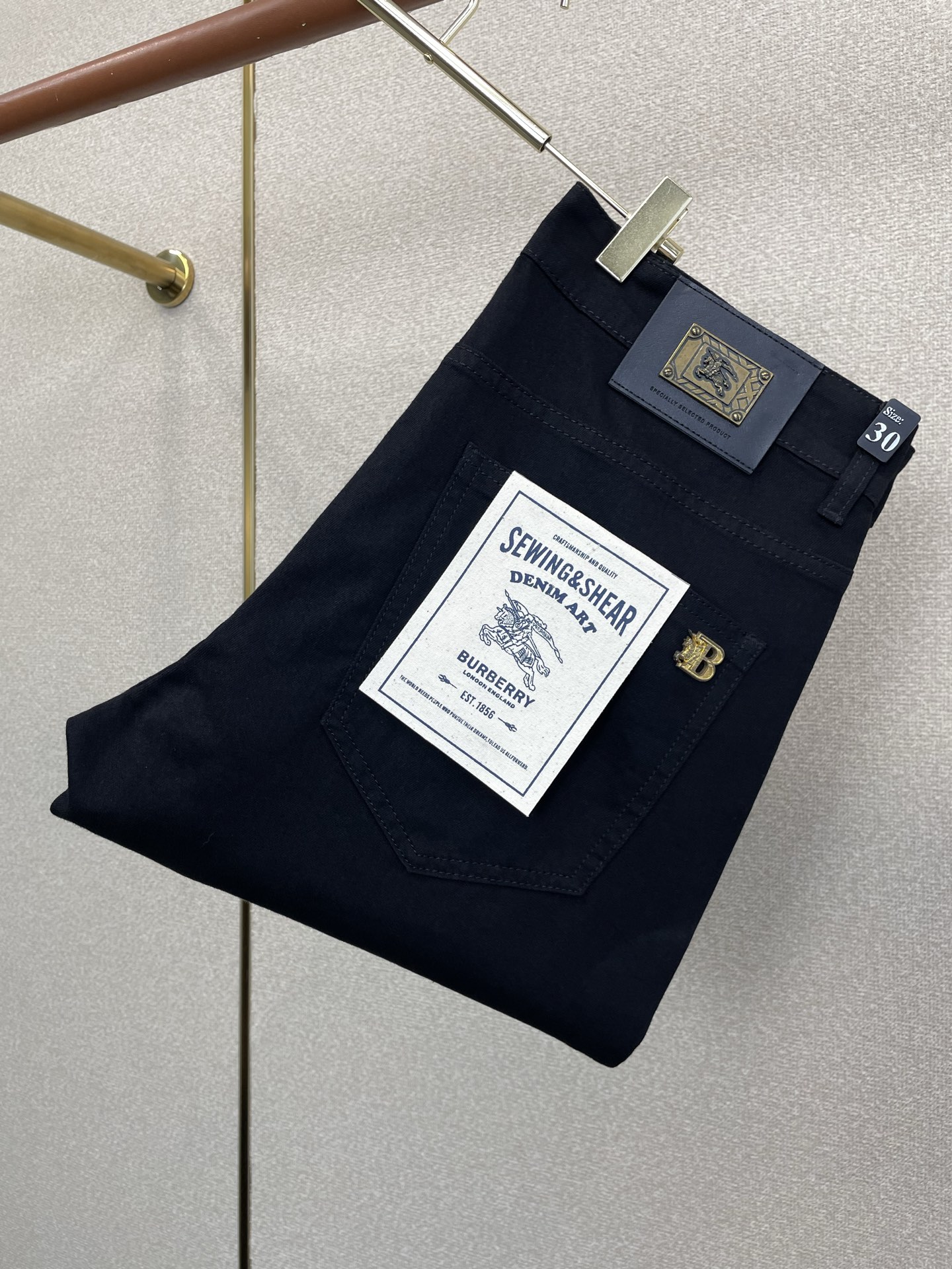 。Burberry巴宝莉💥砸锅卖铁都要上的新款新款休闲牛仔裤👖高端版本 专柜定制面料 透气舒适度高，细节