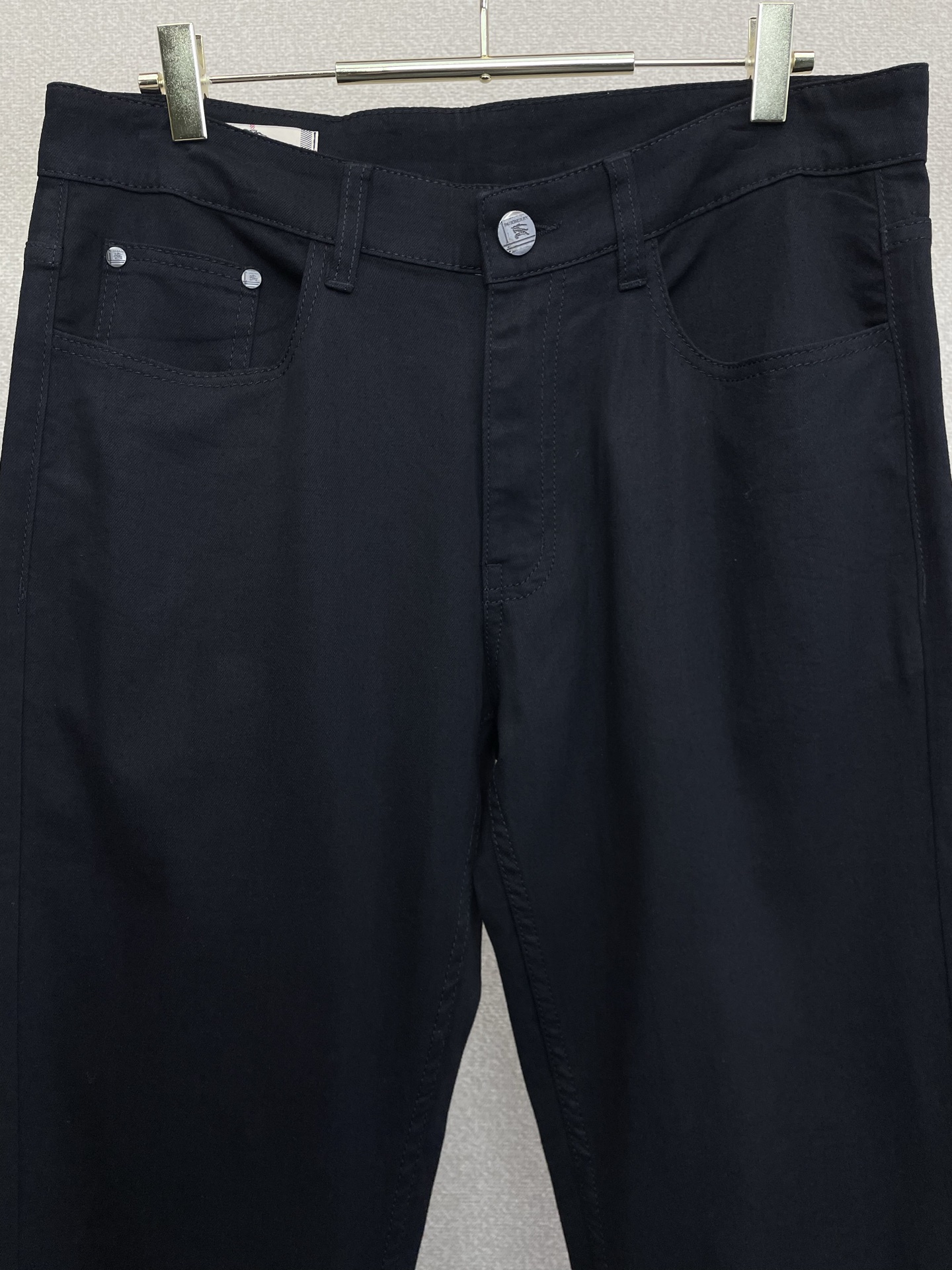 。Burberry巴宝莉💥砸锅卖铁都要上的新款新款休闲牛仔裤👖高端版本 专柜定制面料 透气舒适度高，细节