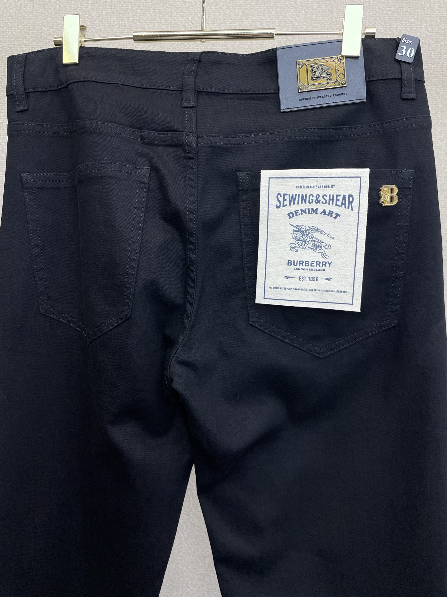 。Burberry巴宝莉💥砸锅卖铁都要上的新款新款休闲牛仔裤👖高端版本 专柜定制面料 透气舒适度高，细节