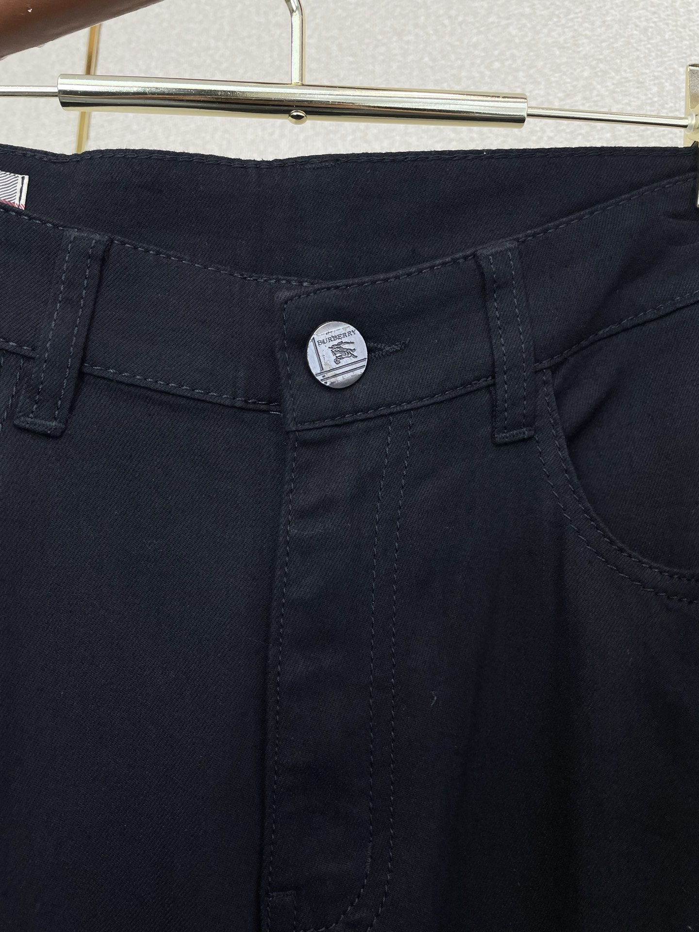 。Burberry巴宝莉💥砸锅卖铁都要上的新款新款休闲牛仔裤👖高端版本 专柜定制面料 透气舒适度高，细节