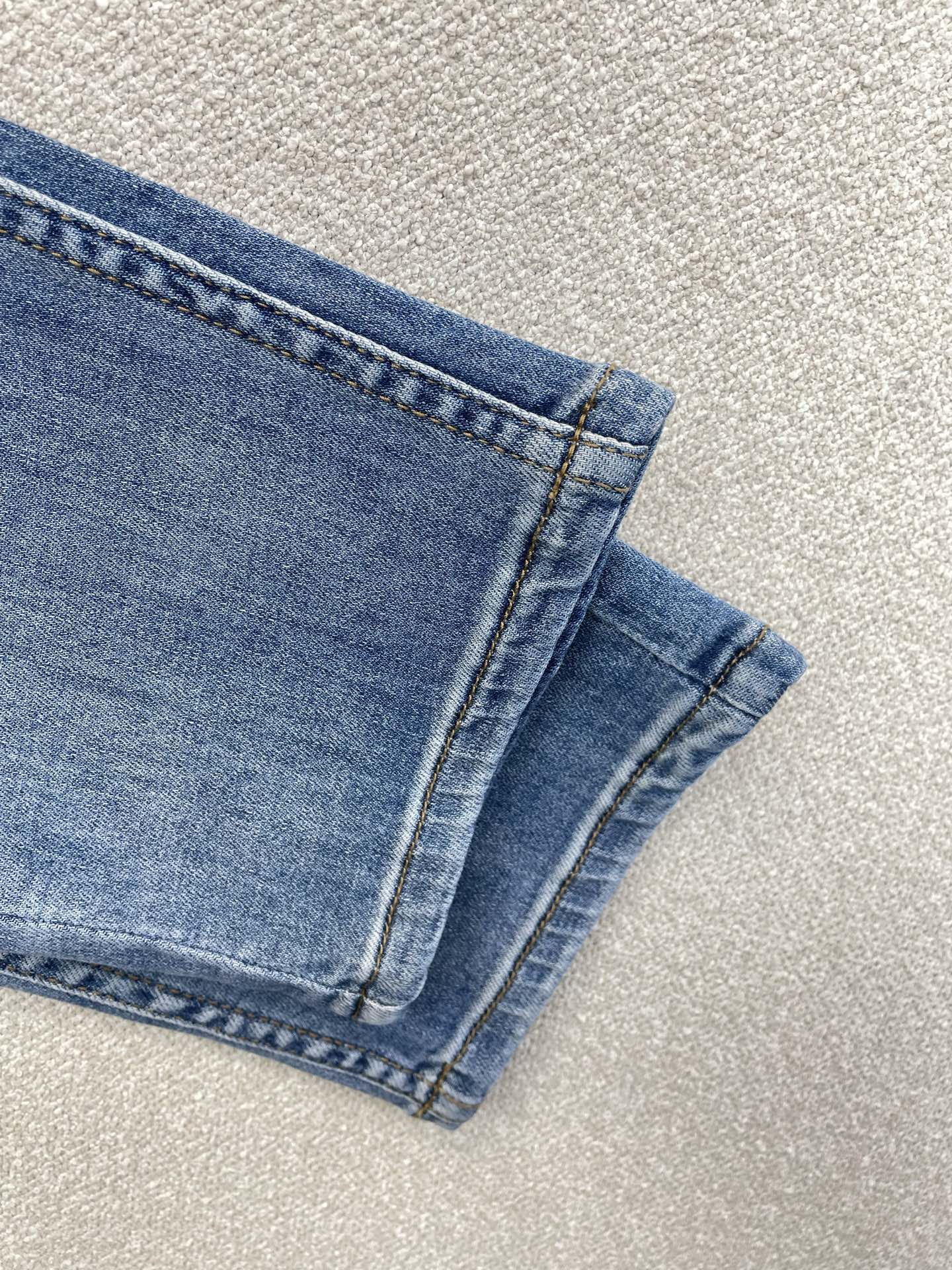 。Gucci古驰💥砸锅卖铁都要上的新款新款休闲牛仔裤👖高端版本 专柜定制面料 透气舒适度高，细节无可挑剔