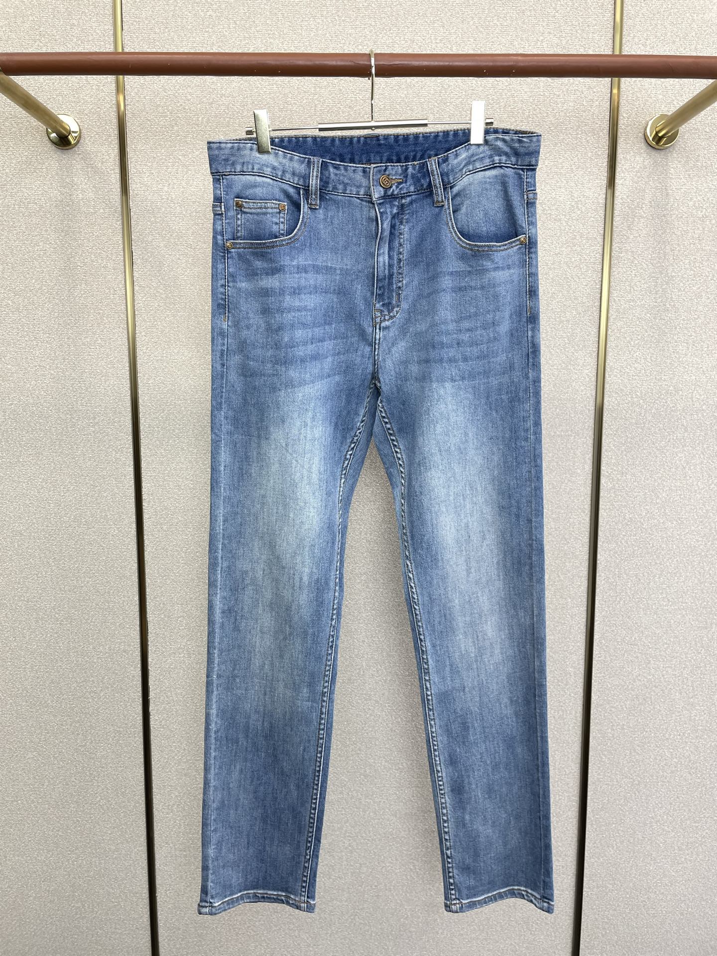 。Gucci古驰💥砸锅卖铁都要上的新款新款休闲牛仔裤👖高端版本 专柜定制面料 透气舒适度高，细节无可挑剔