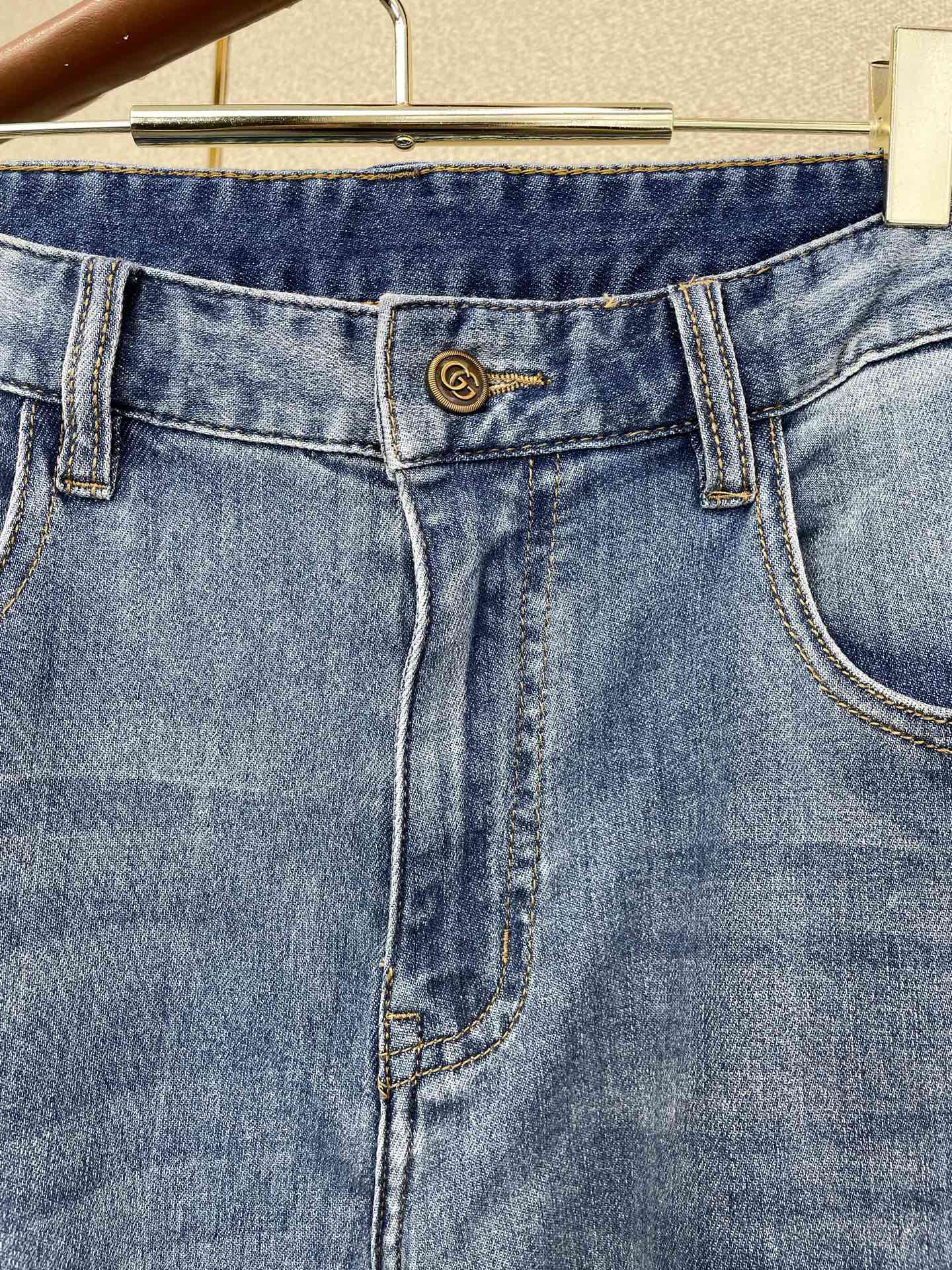 。Gucci古驰💥砸锅卖铁都要上的新款新款休闲牛仔裤👖高端版本 专柜定制面料 透气舒适度高，细节无可挑剔