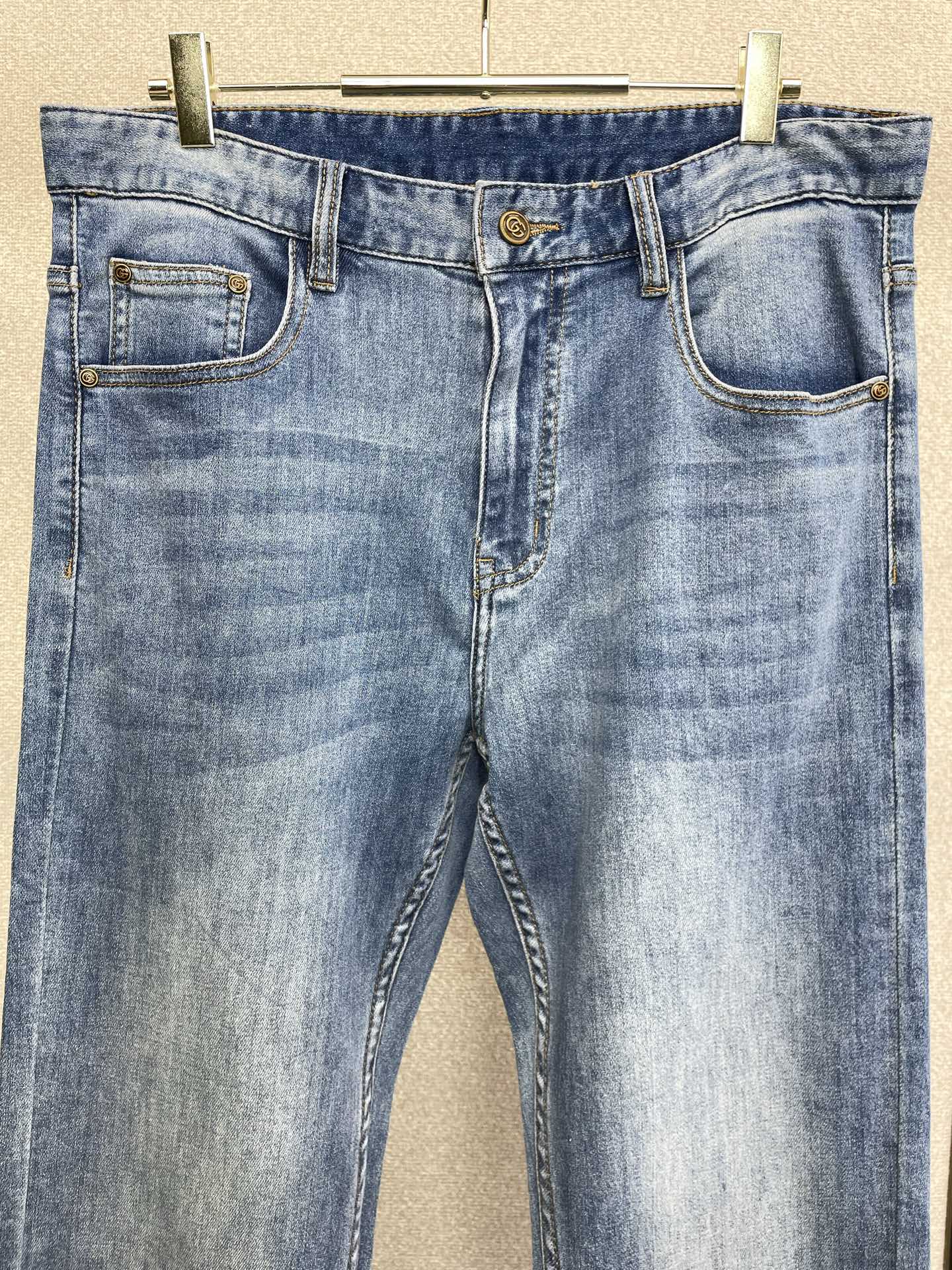。Gucci古驰💥砸锅卖铁都要上的新款新款休闲牛仔裤👖高端版本 专柜定制面料 透气舒适度高，细节无可挑剔