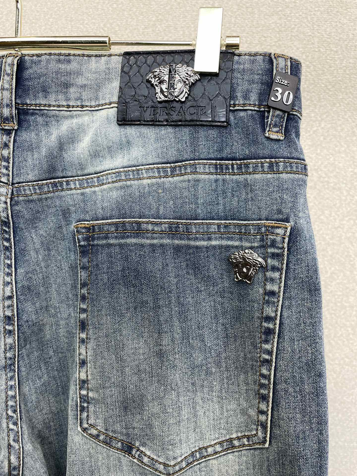 。Versace范思哲💥砸锅卖铁都要上的新款新款休闲牛仔裤👖高端版本 专柜定制面料 透气舒适度高，细节无