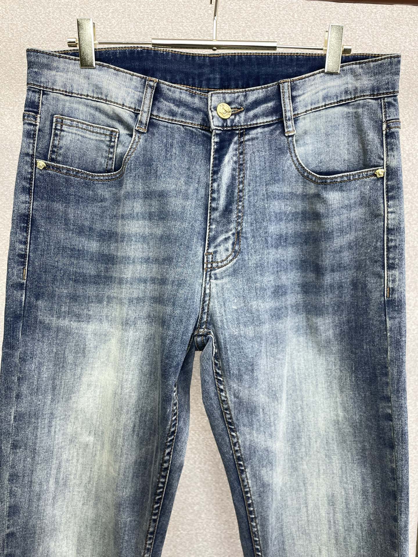 。Versace范思哲💥砸锅卖铁都要上的新款新款休闲牛仔裤👖高端版本 专柜定制面料 透气舒适度高，细节无