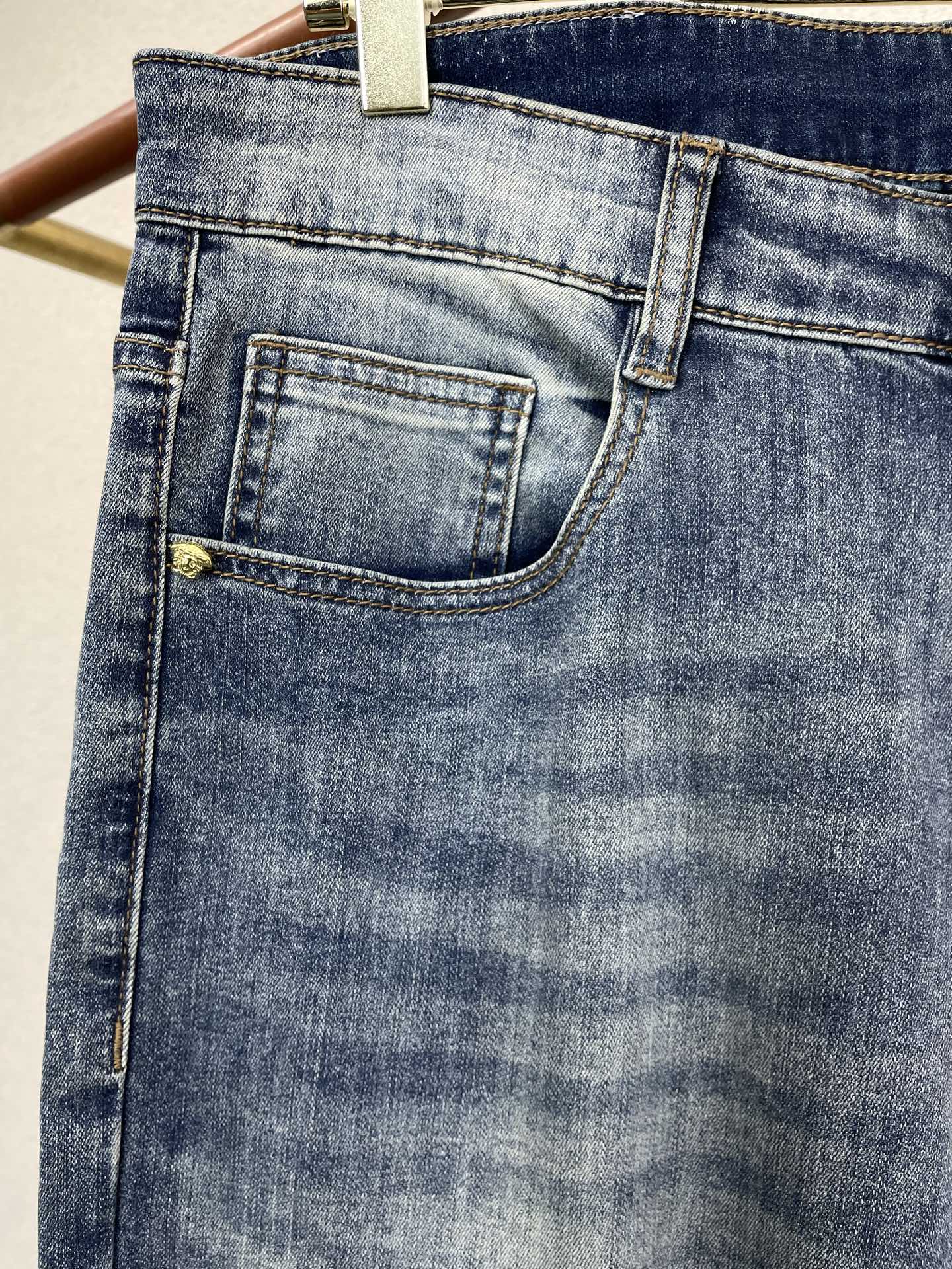 。Versace范思哲💥砸锅卖铁都要上的新款新款休闲牛仔裤👖高端版本 专柜定制面料 透气舒适度高，细节无
