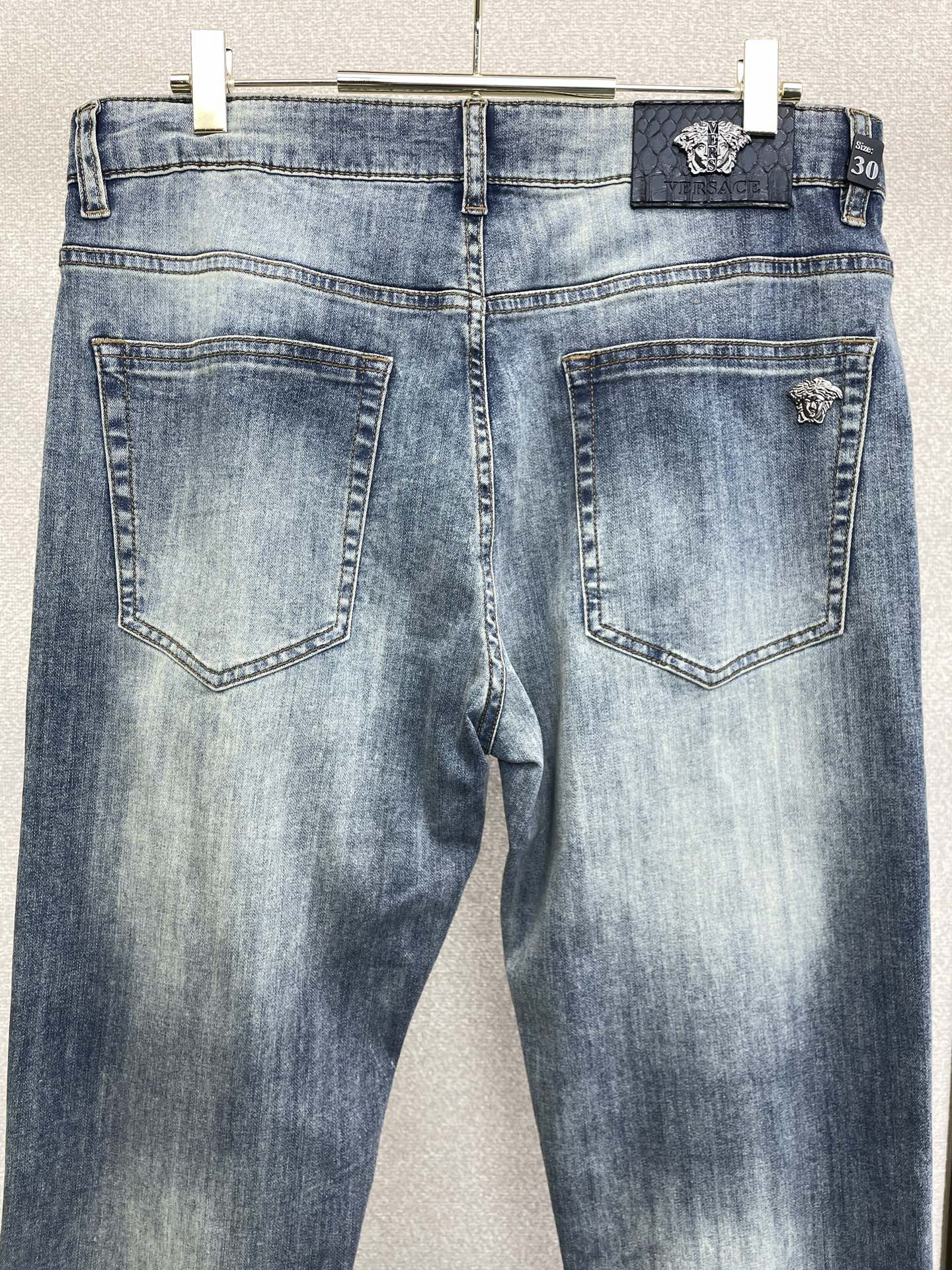 。Versace范思哲💥砸锅卖铁都要上的新款新款休闲牛仔裤👖高端版本 专柜定制面料 透气舒适度高，细节无