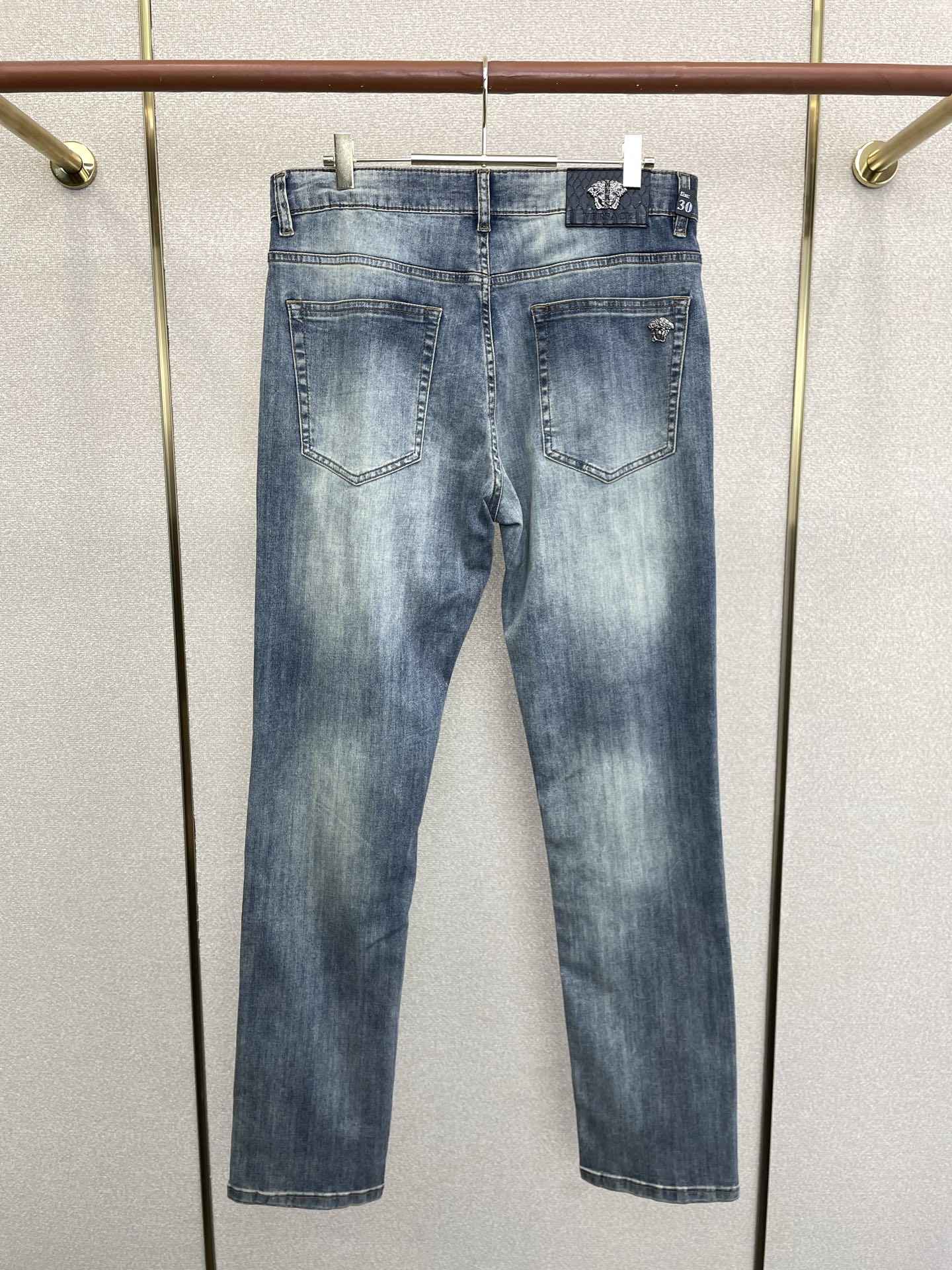 。Versace范思哲💥砸锅卖铁都要上的新款新款休闲牛仔裤👖高端版本 专柜定制面料 透气舒适度高，细节无