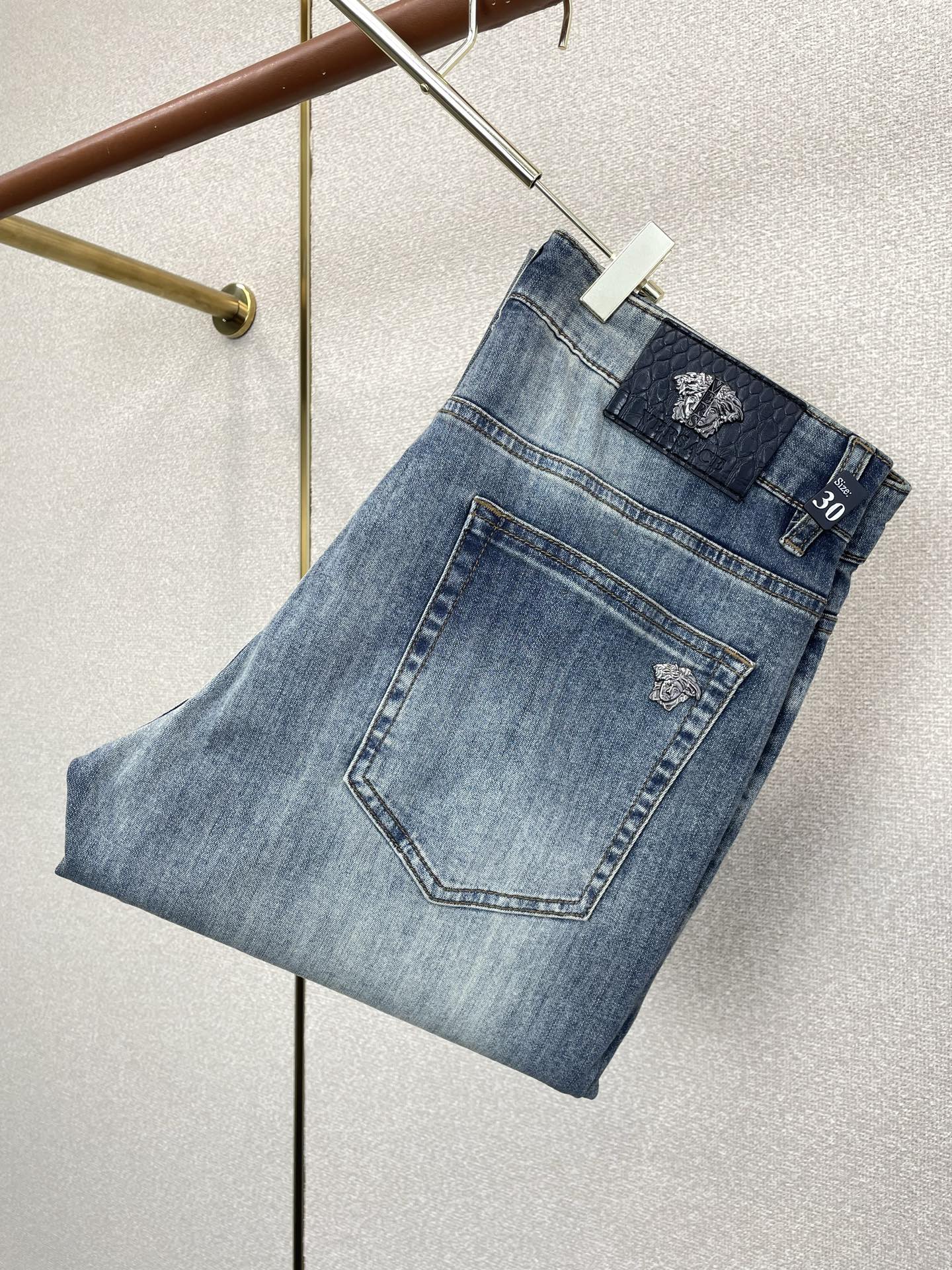 。Versace范思哲💥砸锅卖铁都要上的新款新款休闲牛仔裤👖高端版本 专柜定制面料 透气舒适度高，细节无