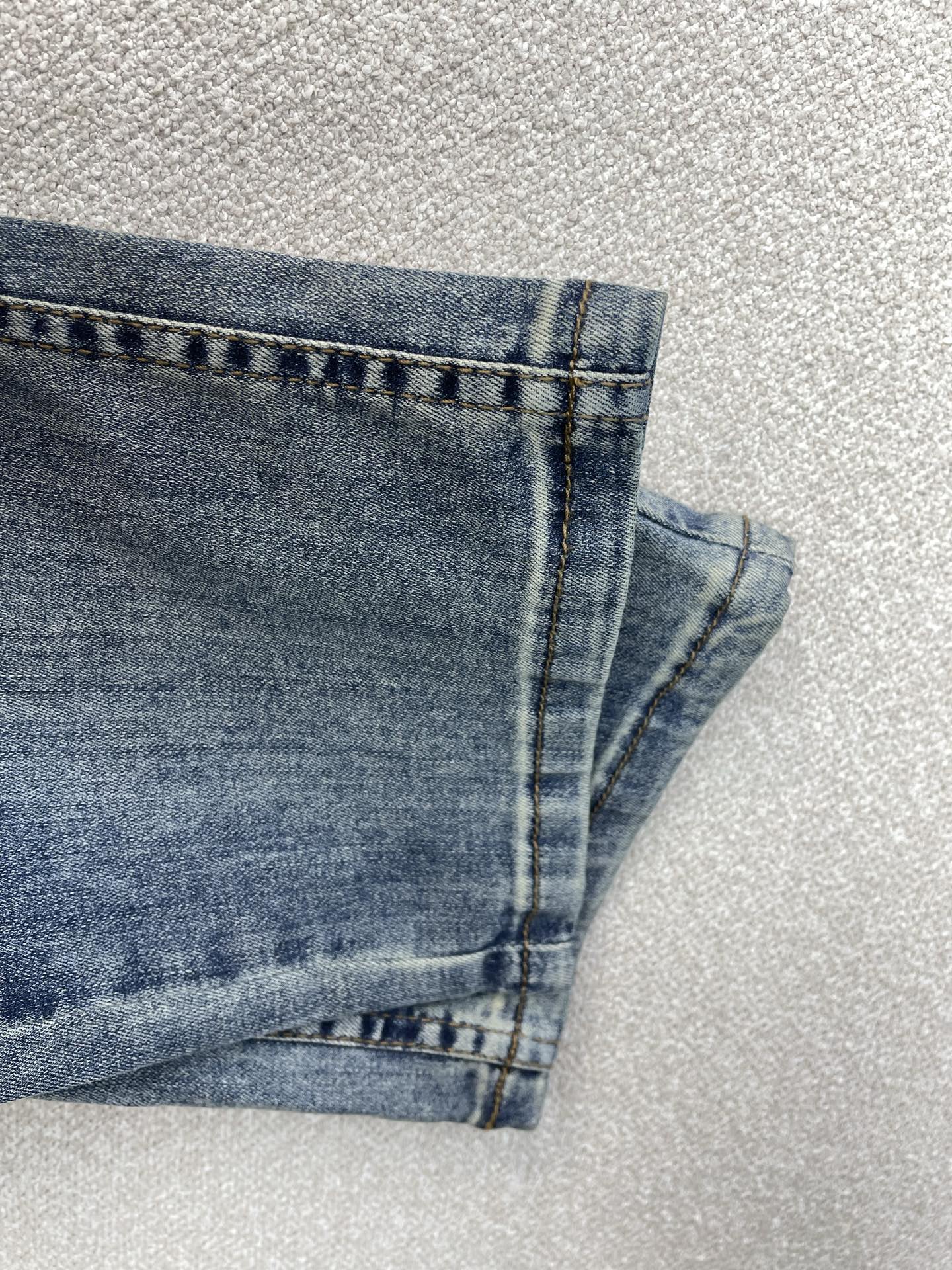 。Versace范思哲💥砸锅卖铁都要上的新款新款休闲牛仔裤👖高端版本 专柜定制面料 透气舒适度高，细节无