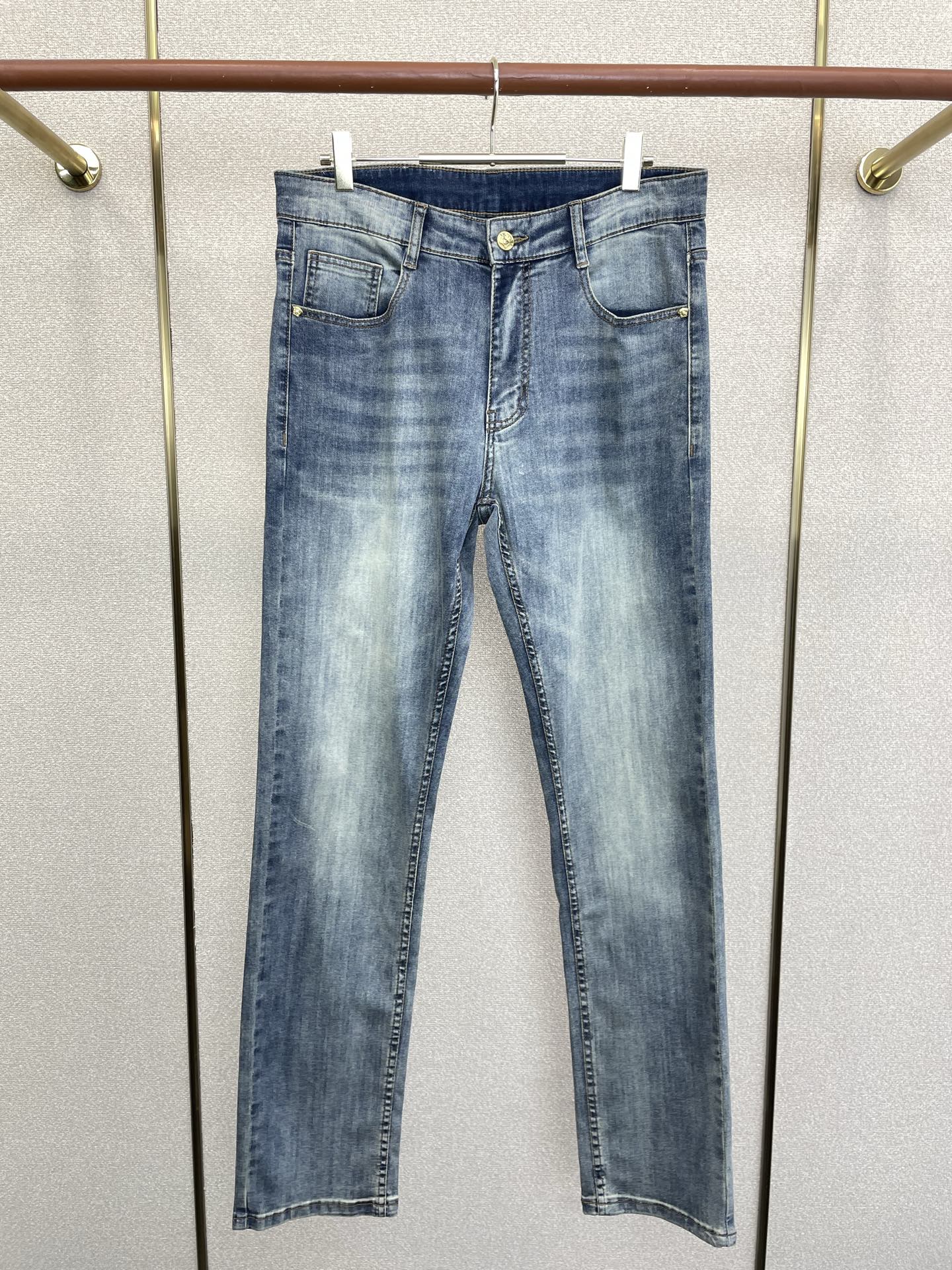 。Versace范思哲💥砸锅卖铁都要上的新款新款休闲牛仔裤👖高端版本 专柜定制面料 透气舒适度高，细节无