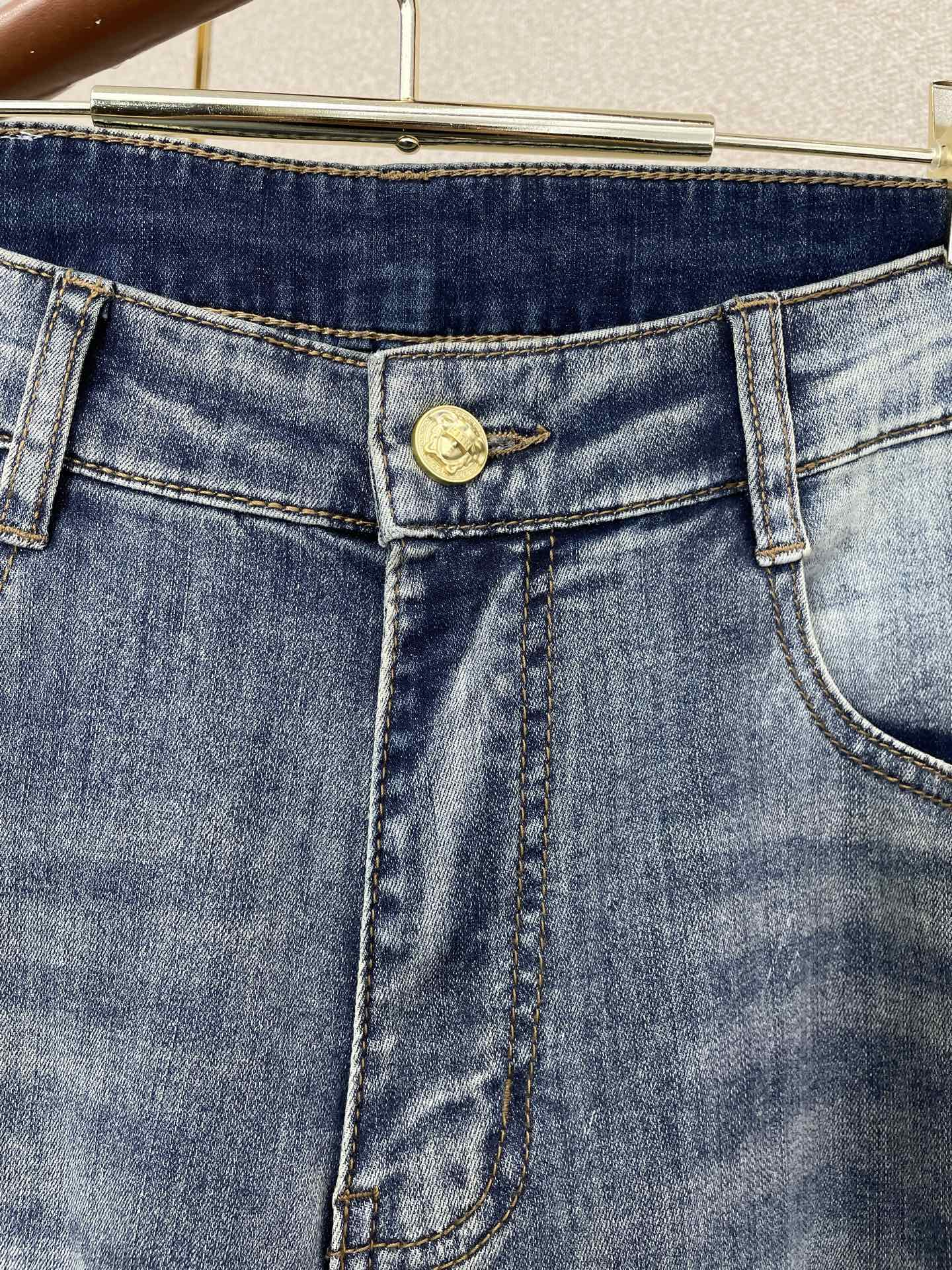 。Versace范思哲💥砸锅卖铁都要上的新款新款休闲牛仔裤👖高端版本 专柜定制面料 透气舒适度高，细节无