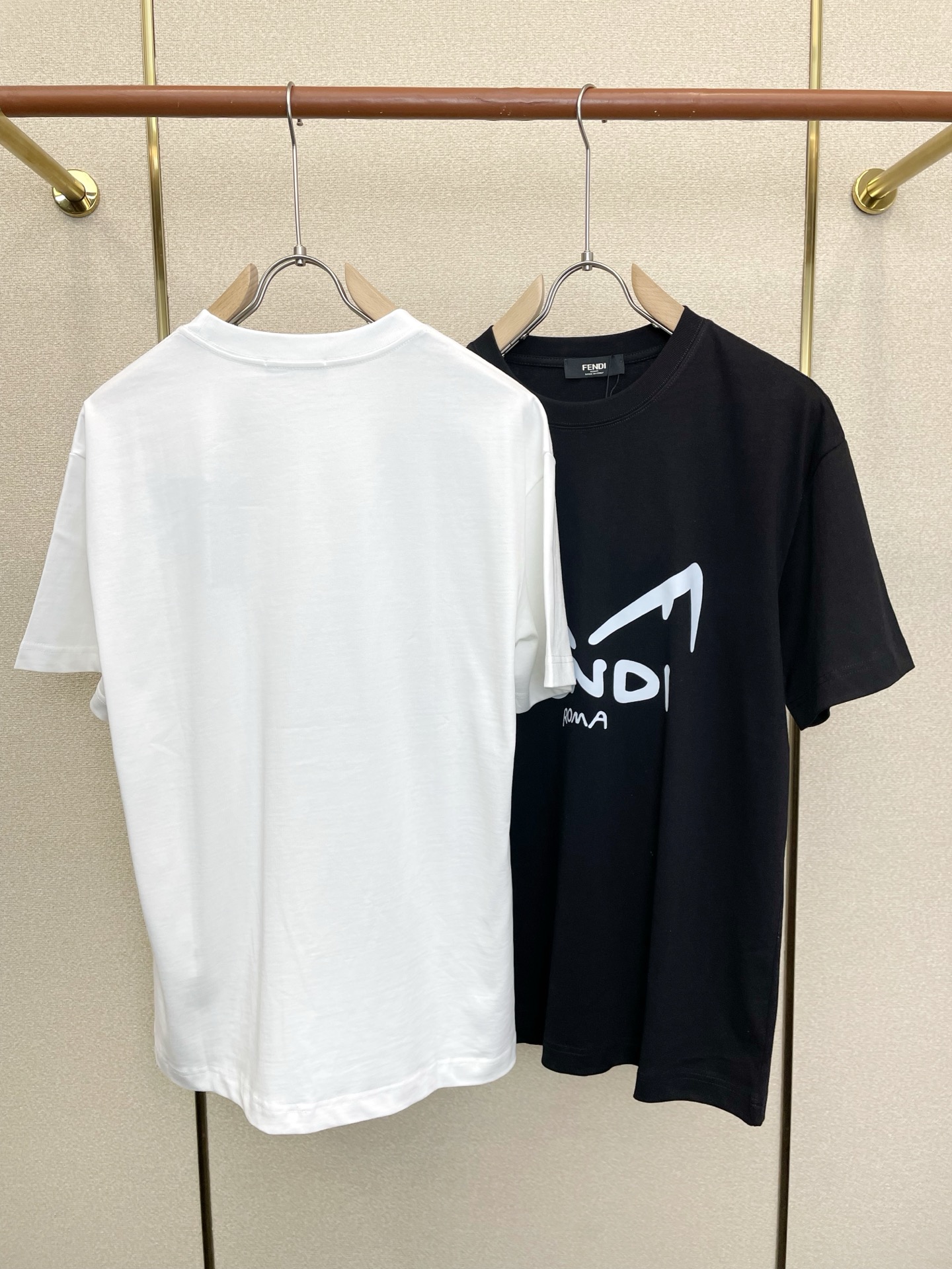 。FENDI芬迪💥砸锅卖铁都要上的新款新款原单男士休闲短袖 高端定制 高端版本 时尚百搭爆款⚠️⚠️✨✨