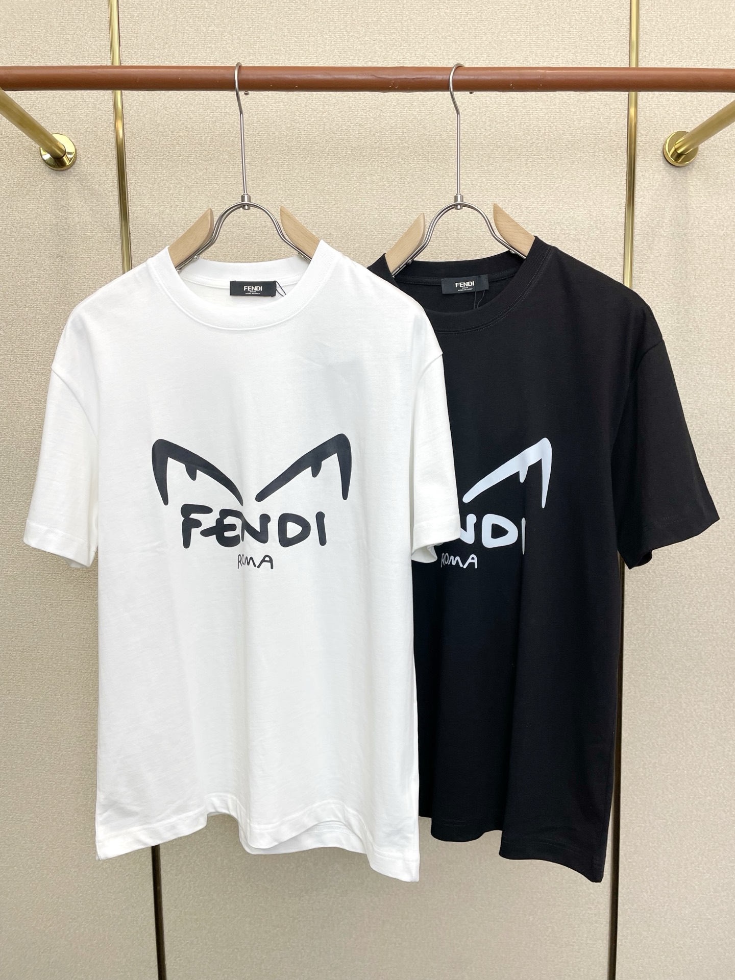 。FENDI芬迪💥砸锅卖铁都要上的新款新款原单男士休闲短袖 高端定制 高端版本 时尚百搭爆款⚠️⚠️✨✨