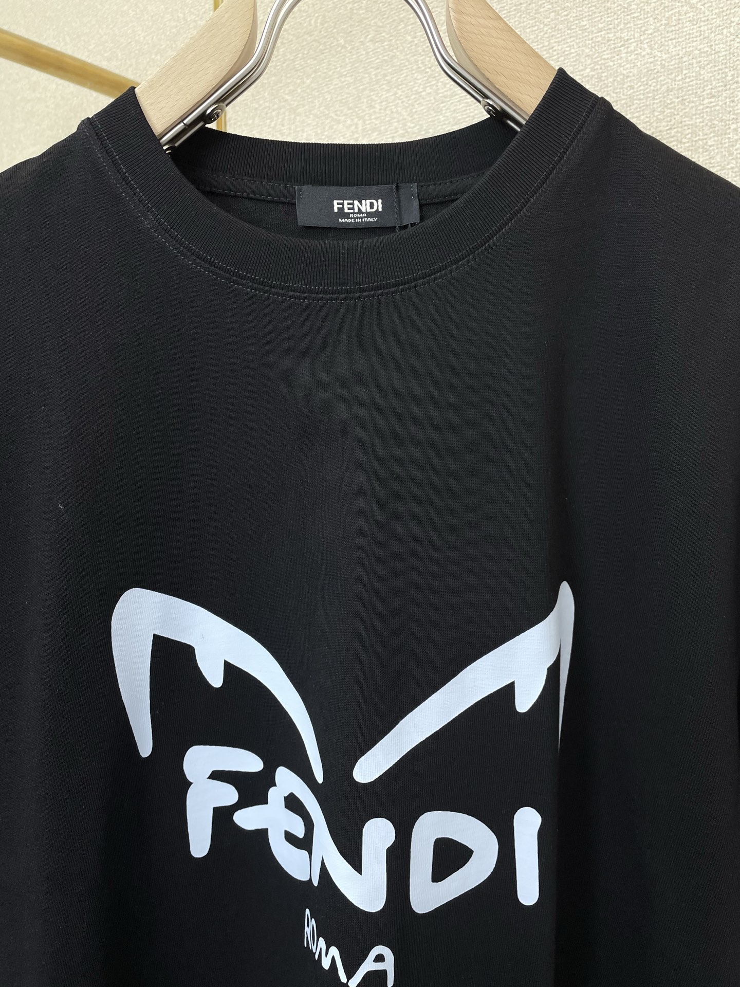 。FENDI芬迪💥砸锅卖铁都要上的新款新款原单男士休闲短袖 高端定制 高端版本 时尚百搭爆款⚠️⚠️✨✨
