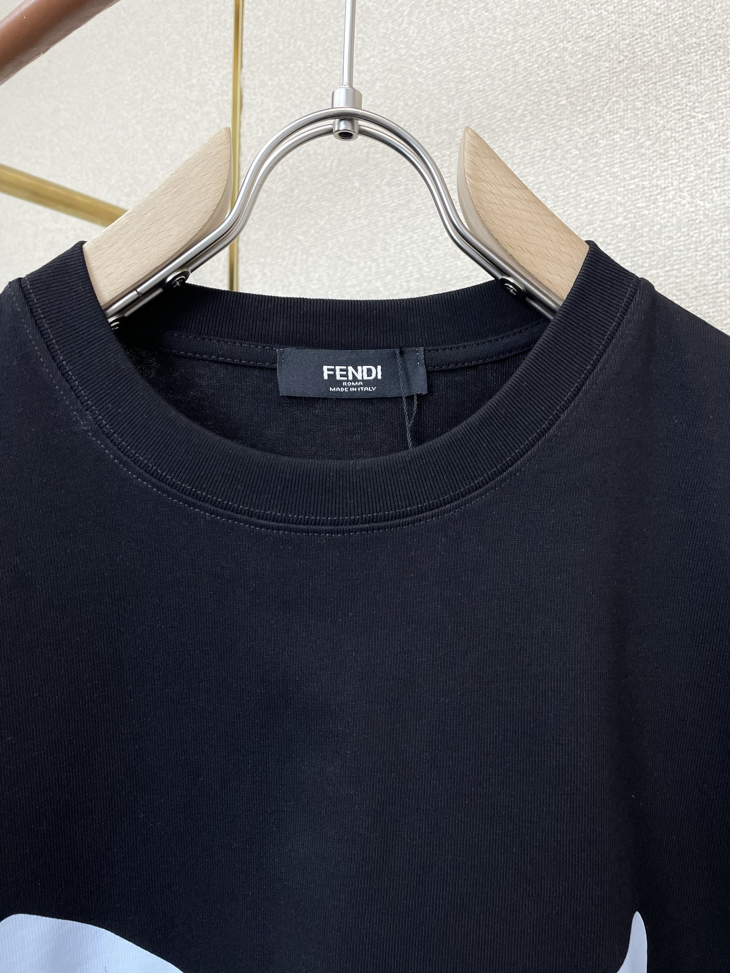 。FENDI芬迪💥砸锅卖铁都要上的新款新款原单男士休闲短袖 高端定制 高端版本 时尚百搭爆款⚠️⚠️✨✨