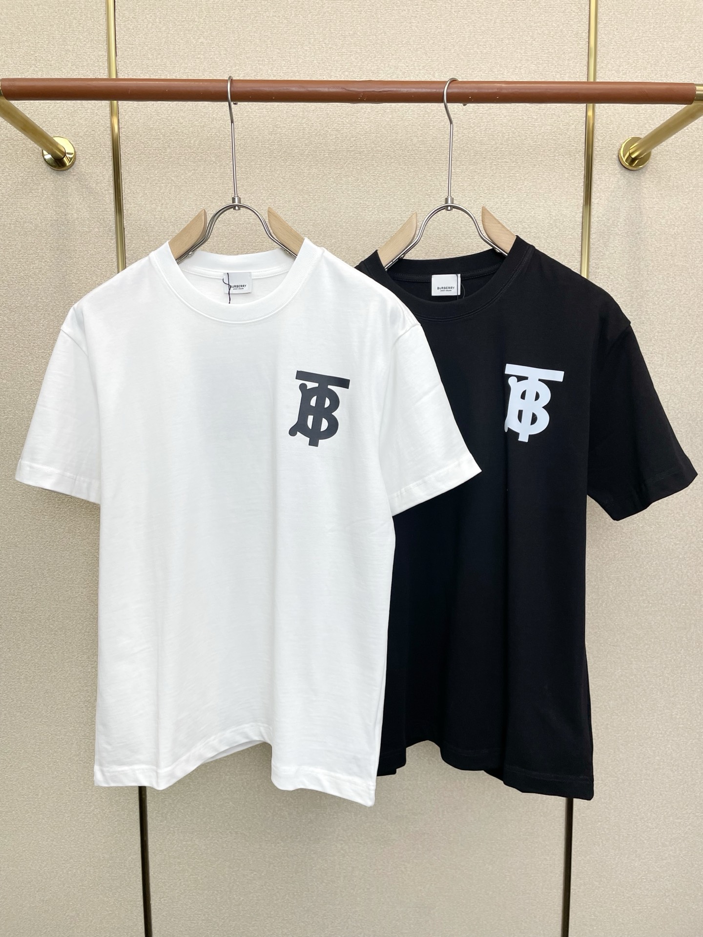 。Burberry巴宝莉💥砸锅卖铁都要上的新款新款原单男士休闲短袖 高端定制 高端版本 时尚百搭爆款⚠️
