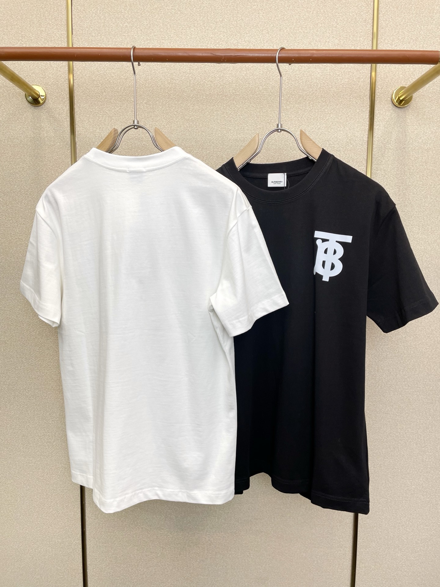 。Burberry巴宝莉💥砸锅卖铁都要上的新款新款原单男士休闲短袖 高端定制 高端版本 时尚百搭爆款⚠️