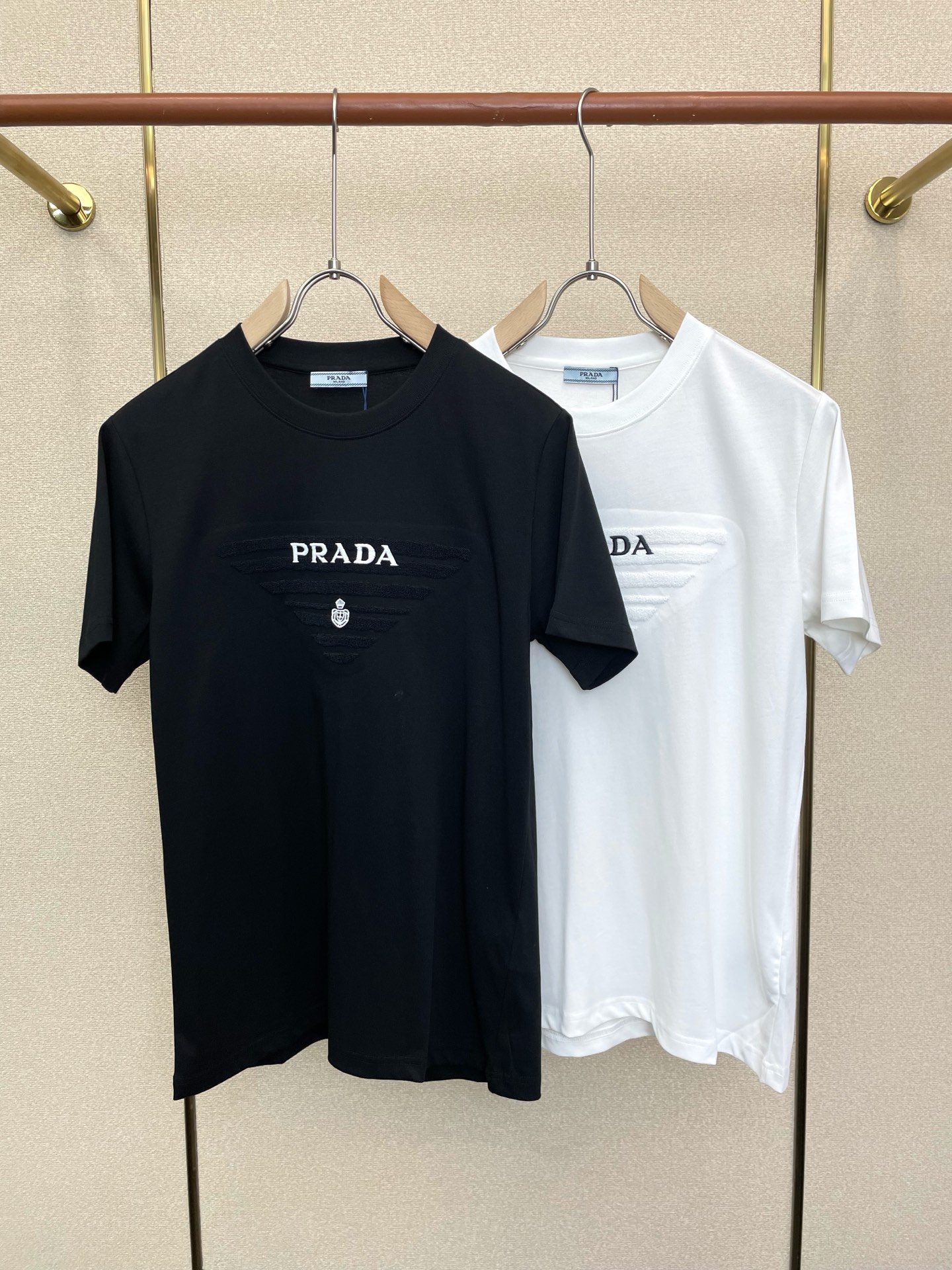 。Prada普拉达💥砸锅卖铁都要上的新款新款原单男士休闲短袖 高端定制 高版本 时尚百搭爆款⚠️⚠️✨✨