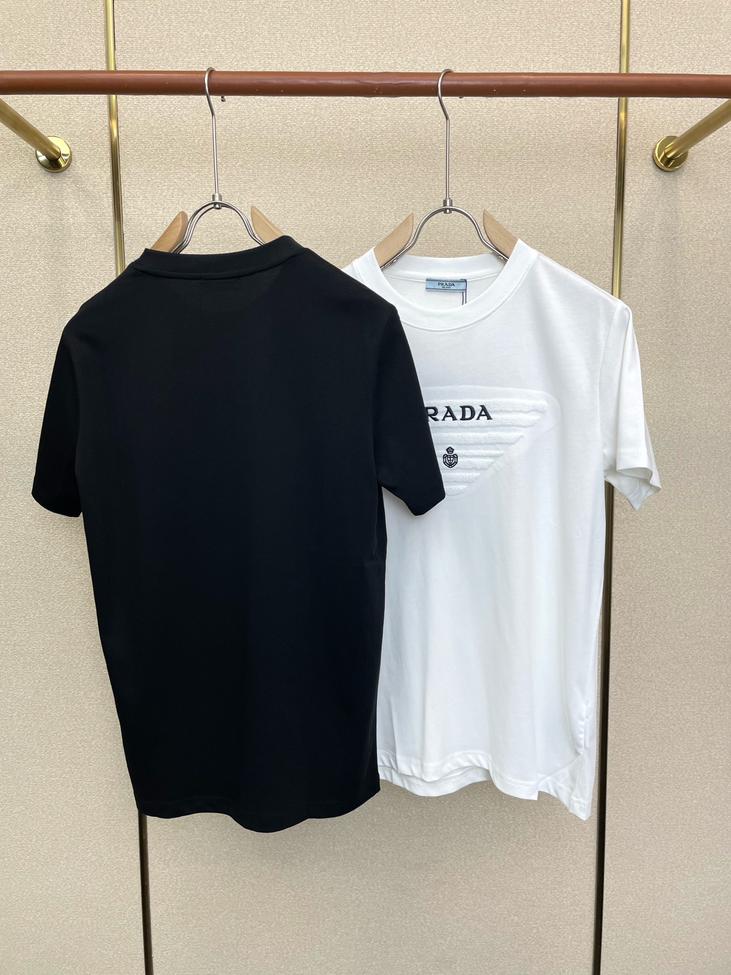 。Prada普拉达💥砸锅卖铁都要上的新款新款原单男士休闲短袖 高端定制 高版本 时尚百搭爆款⚠️⚠️✨✨