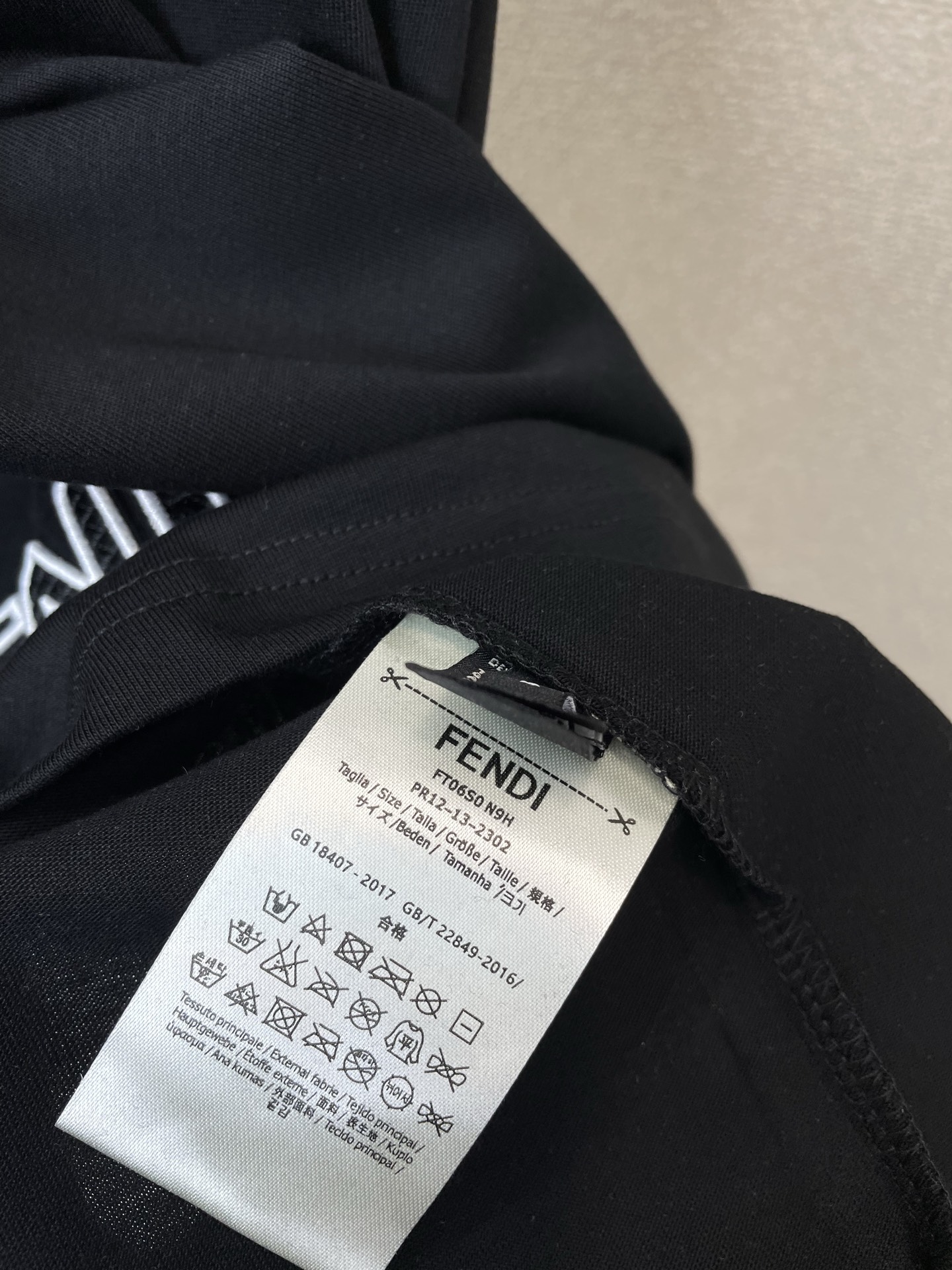 。FENDI芬迪💥砸锅卖铁都要上的新款新款原单男士休闲短袖 高端定制 高版本 时尚百搭爆款⚠️⚠️✨✨进