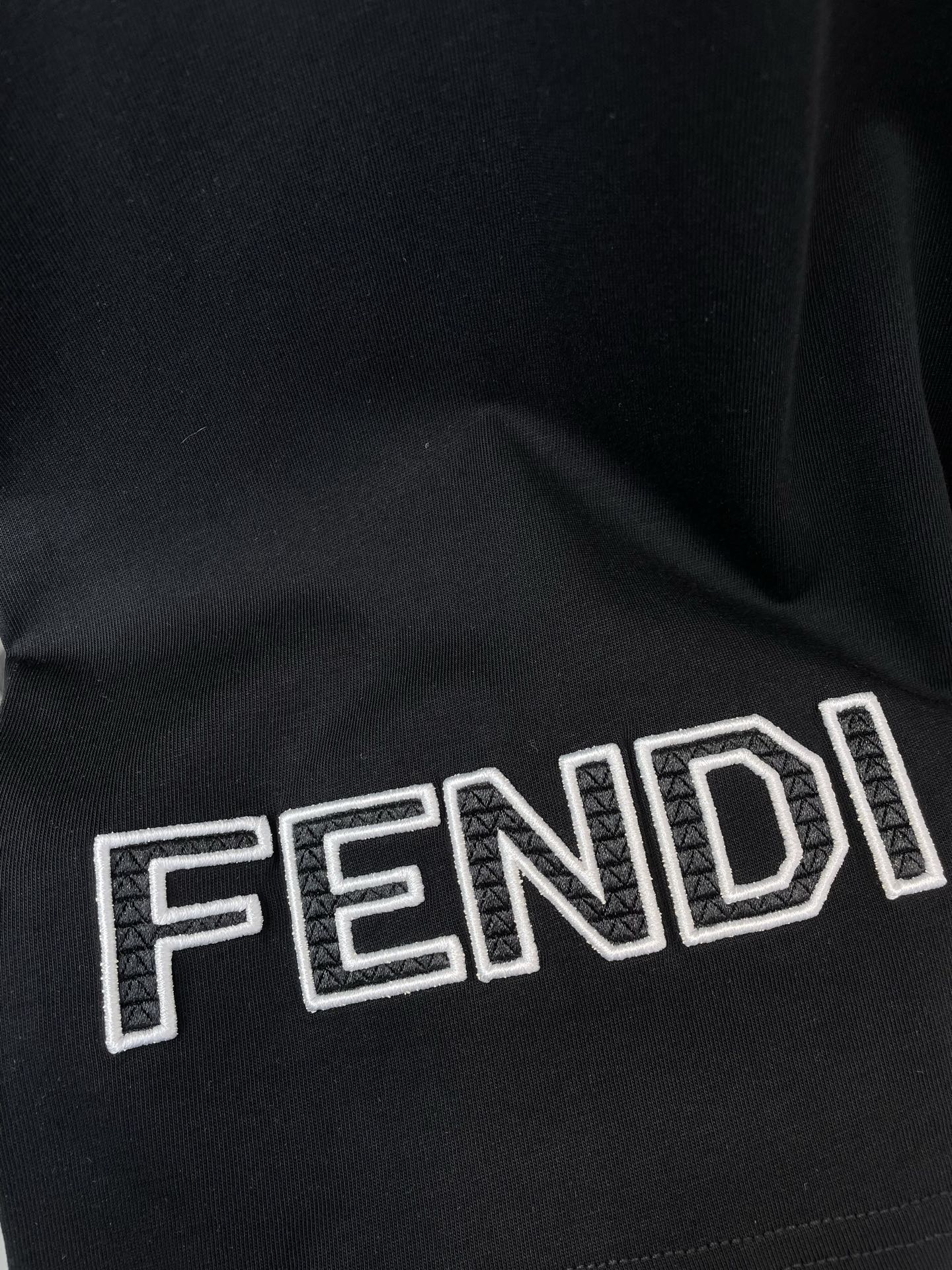 。FENDI芬迪💥砸锅卖铁都要上的新款新款原单男士休闲短袖 高端定制 高版本 时尚百搭爆款⚠️⚠️✨✨进