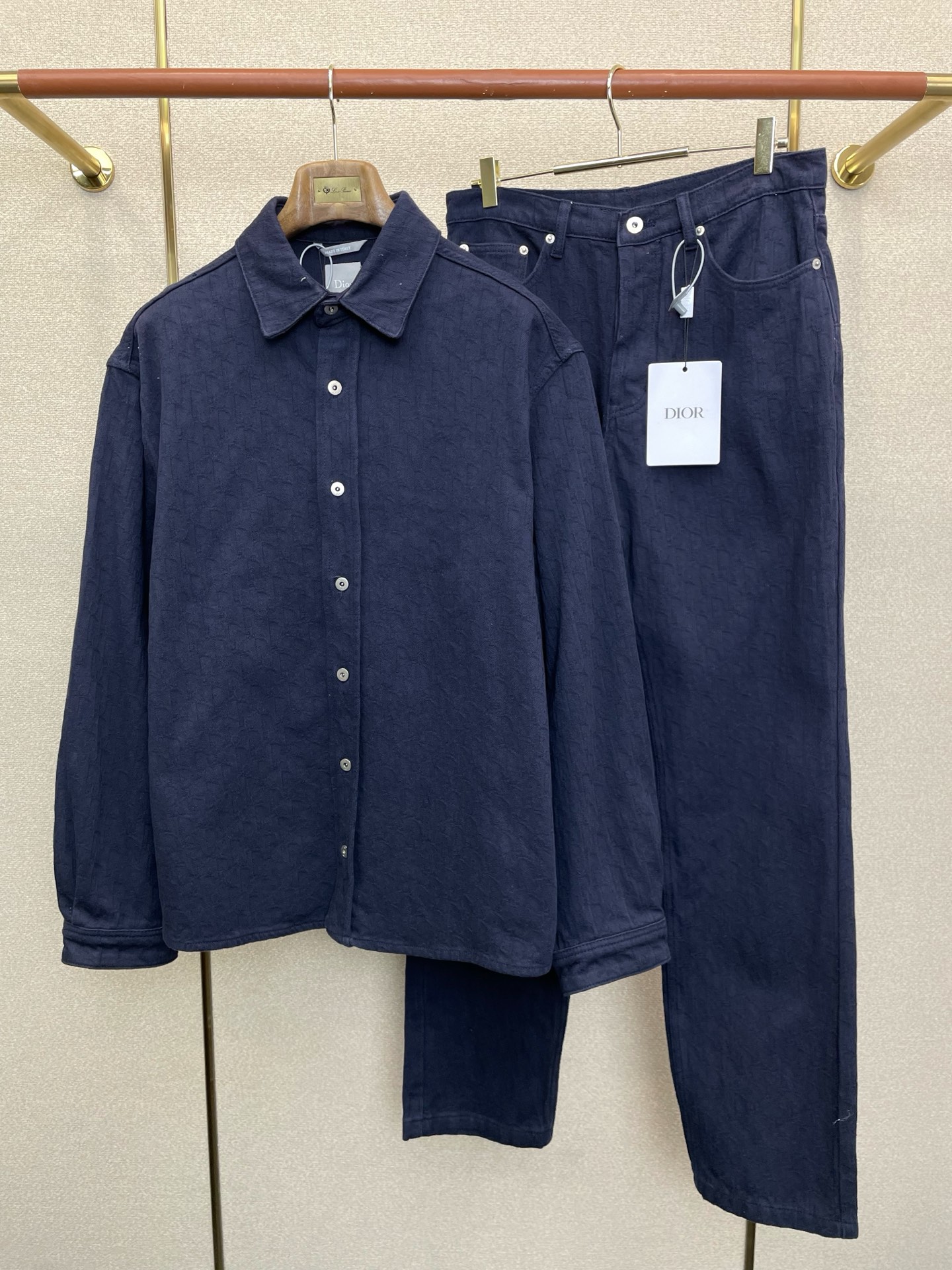 NO:856663,Jackets and jeans P. Dior's new and original men's casual denim suit that is sold all over the world. High-end customization. High-end version. Fashionable and versatile imported fabrics. Super soft and delicate feel. Skin-friendly and comfortable to wear. High-end boutique. The upper body is exquisitely made by the OEM. Men's must-have items. Three standards are complete. Clothes 38-41. Jeans 30-36,, dior, dior, jeans, jackets & coats,19860909外套、牛仔裤P.Dior迪奥砸锅卖铁都要上的新款新款原单男士休闲牛仔套装 高端定制 高端版本 时尚百搭爆款进口面料 手感超柔软细腻 穿着亲肤舒适 高端精品 代工厂精细做上身非常赞 男士必备单品 三标齐全 衣服38-41 牛仔裤30-36,,dior,dior,jeans,jackets & coats,,Men's clothing