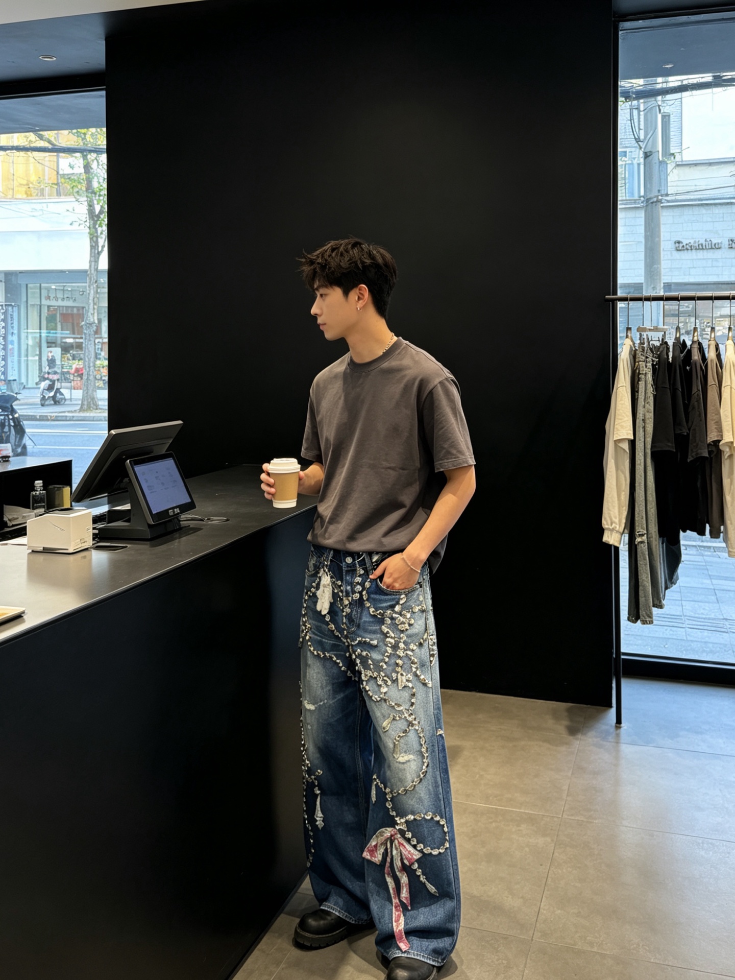 NO:868556,.Acne Studios’ new casual denim wide-leg pants are a high-end version that everyone wants to sell!  Uniquely designed counter-customized fabrics with high breathability and comfort, impeccable details, brand element design concept, reflecting high quality. It feels delicate and soft!  It presents a casual cut and the upper body shape is awesome!  Size S-XL,,acne studios,dior,19860909.Acne Studios砸锅卖铁都要上的新款新款休闲牛仔阔腿裤 高端版本！独特设计 专柜定制面料 透气舒适度高,细节无可挑剔,品牌元素设计理念,体现高品质.手感细腻柔软！呈现休闲裁剪,上身版型超赞！码数S-XL,,acne studios,dior,,Men's clothing