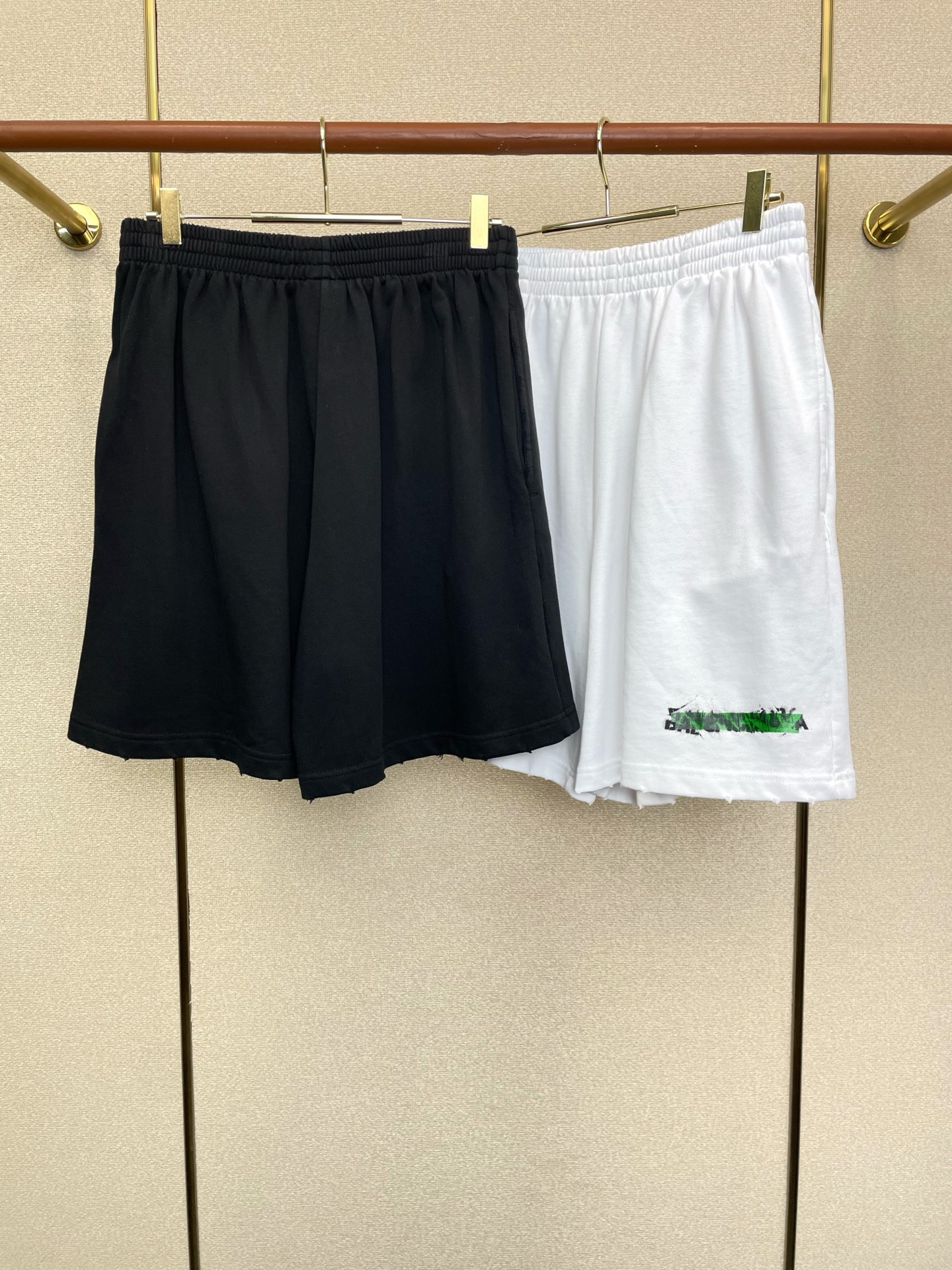 。Balenciaga巴黎世家💥砸锅卖铁都要上的新款新款休闲短裤🩳高端版本！独特设计 专柜定制面料 透气