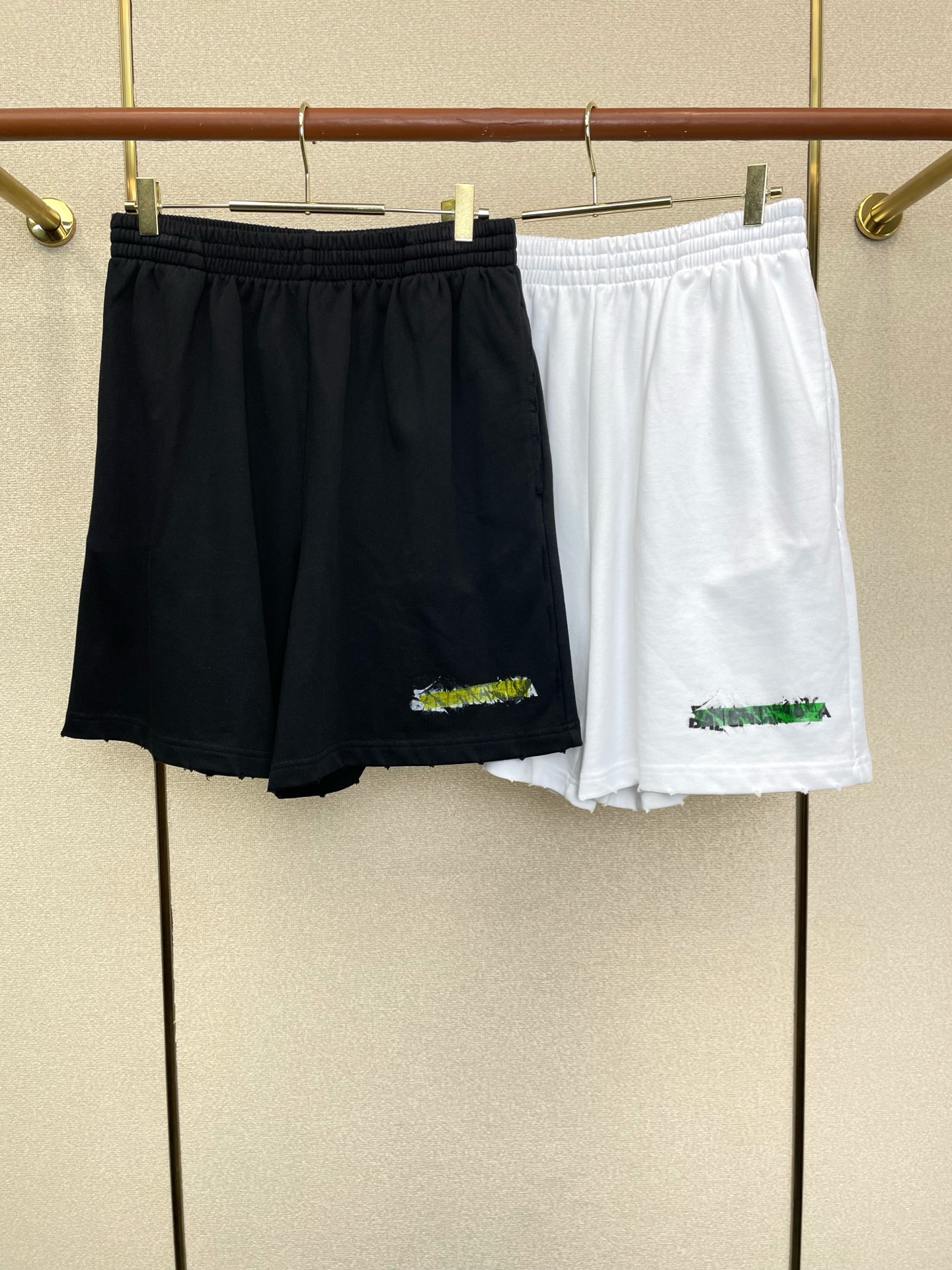 。Balenciaga巴黎世家💥砸锅卖铁都要上的新款新款休闲短裤🩳高端版本！独特设计 专柜定制面料 透气