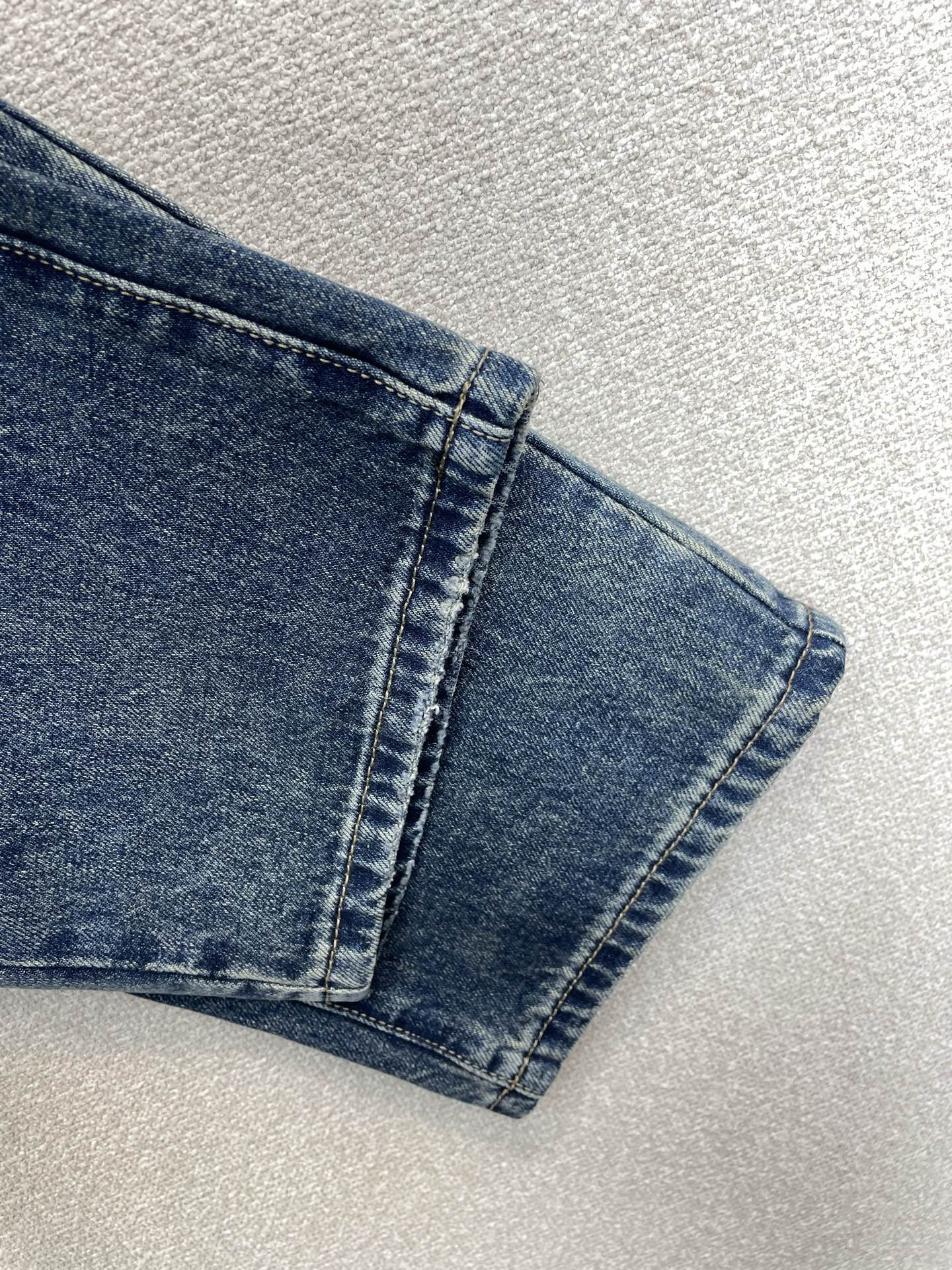 。AMIRI💥砸锅卖铁都要上的新款新款 休闲牛仔裤👖高端版本！专柜定制面料 透气舒适度高，细节无可挑剔，
